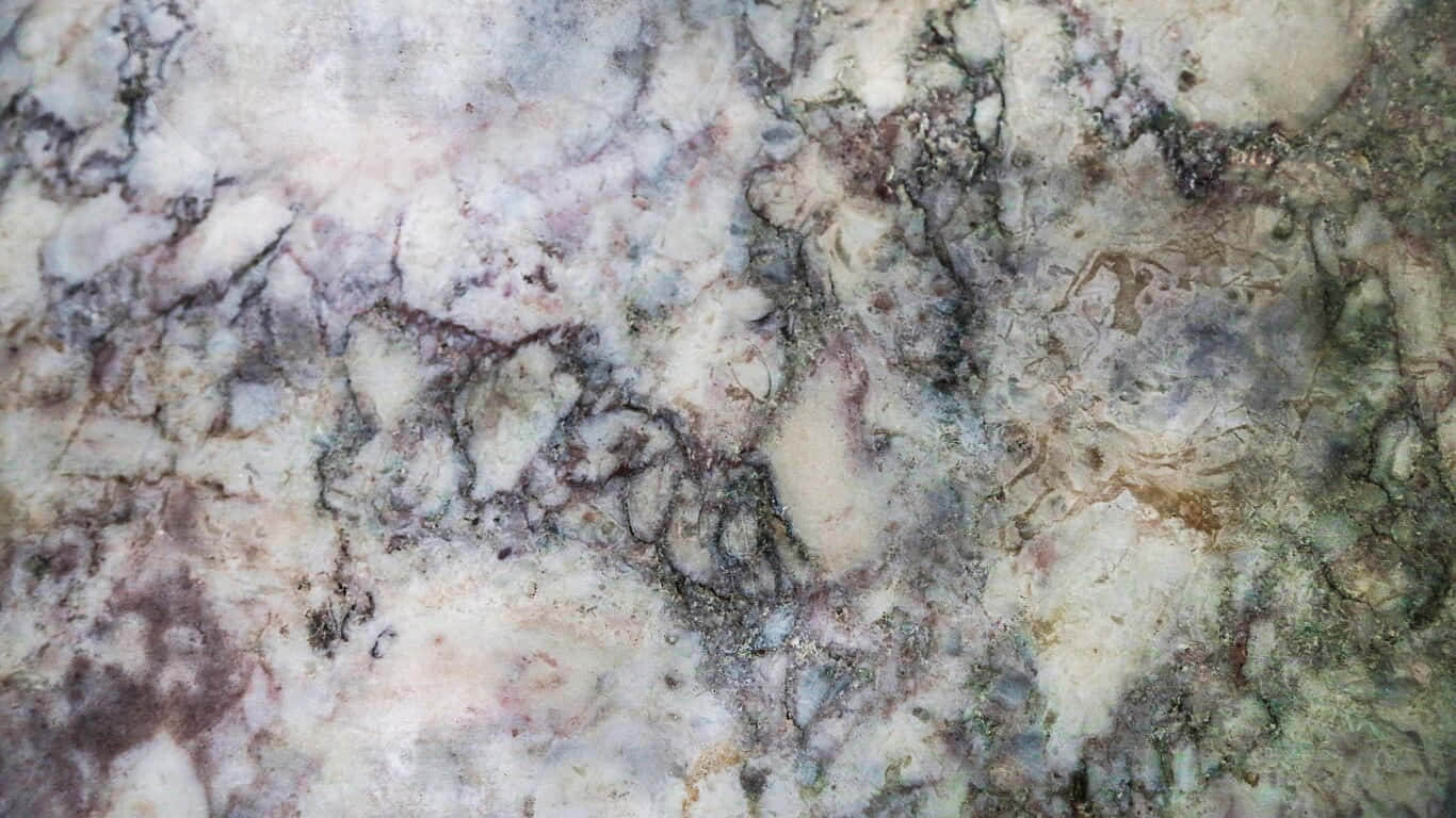 背景 桌布 壁紙 — 天然石材表面的特寫，帶有白色、灰色、紫色和綠色色調的漩渦圖案。