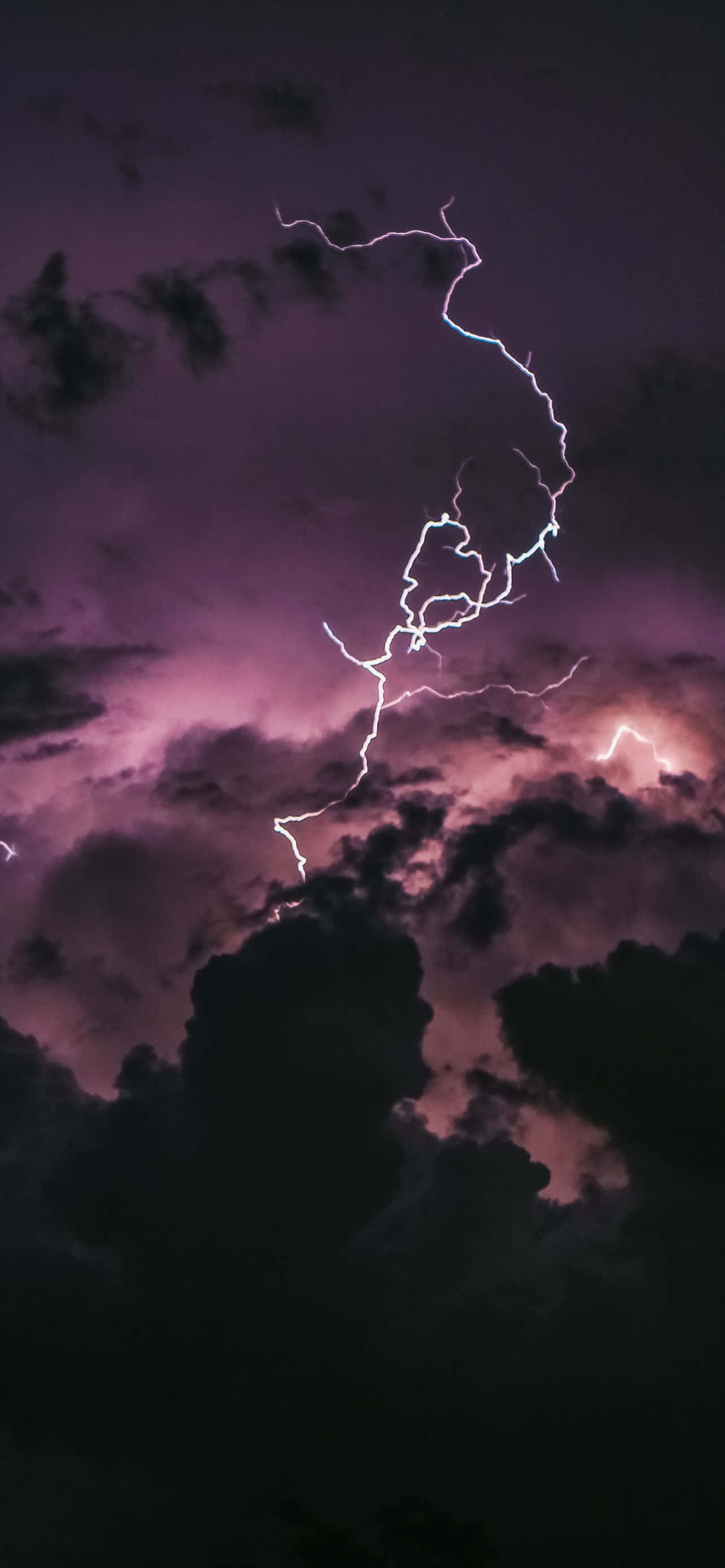 天空中的閃電與雲層 壁紙