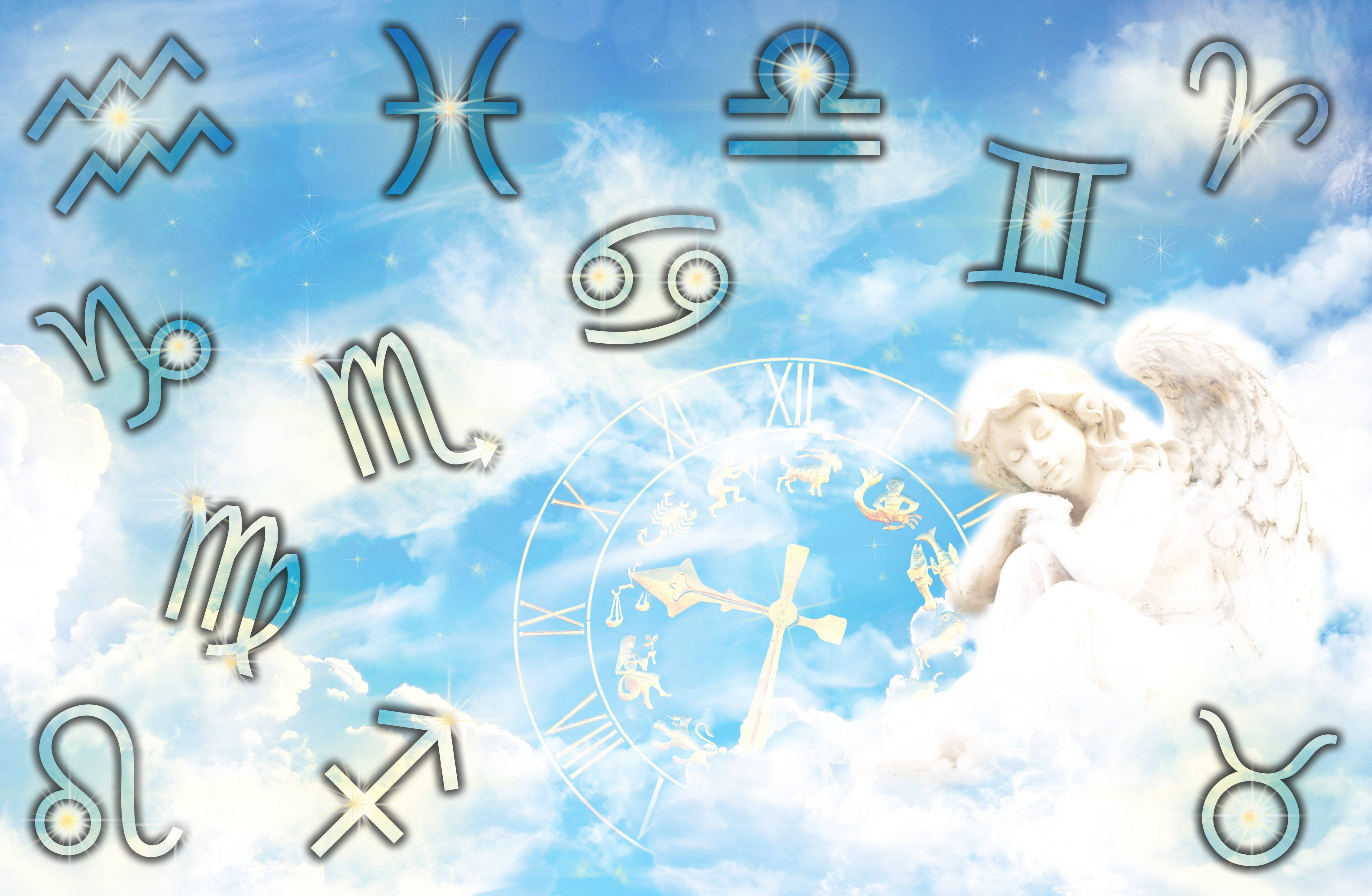 zodiac 桌布 壁紙 — 天體星座符號在明亮藍天和蓬鬆雲朵的映襯下閃耀，一位寧靜的天使在星座鐘旁休息。