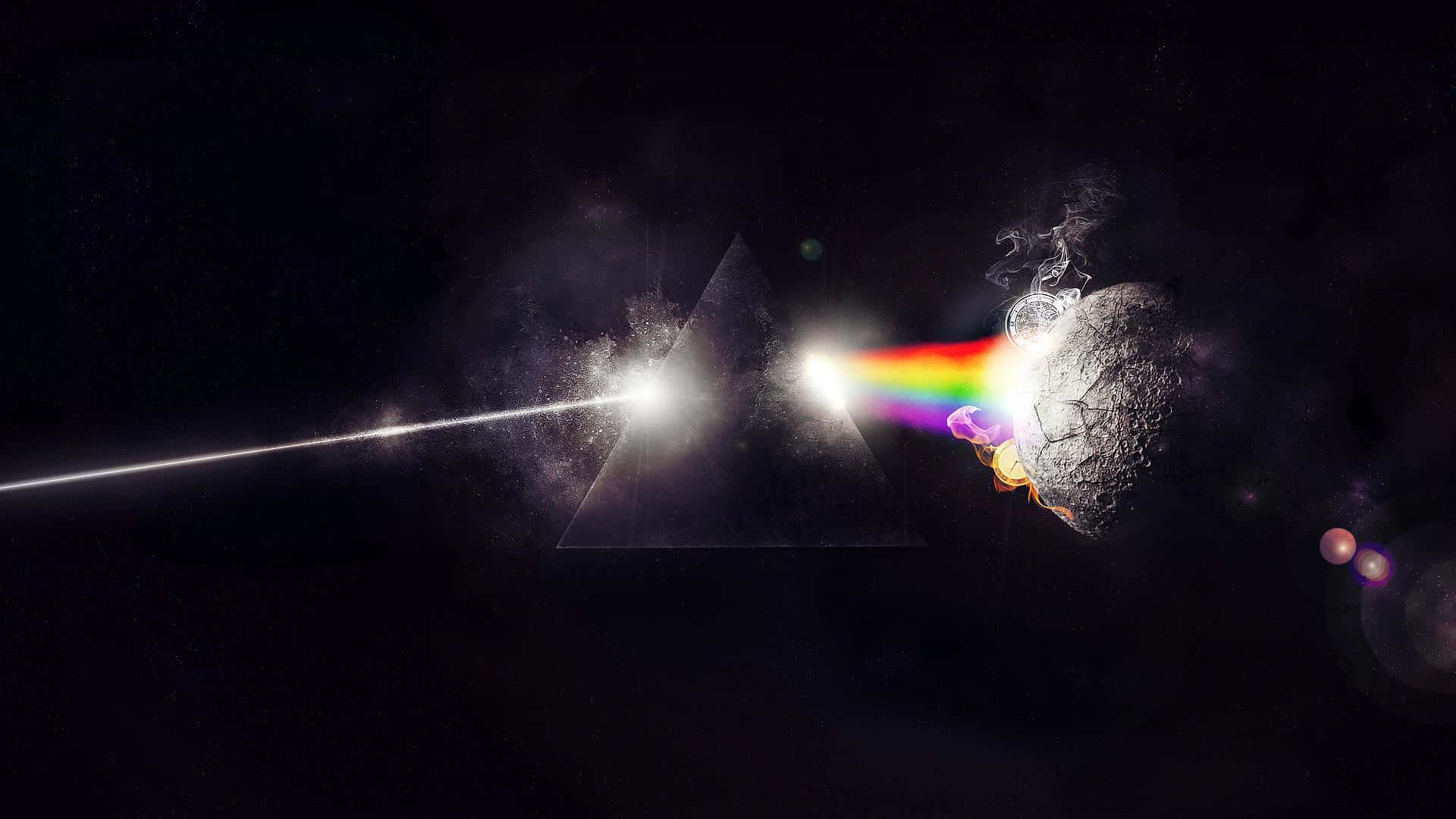 Dark Side Of The Moon 桌布 壁紙 — 太空中發光的稜鏡將光線分裂成一道鮮豔的彩虹光束，擊中一顆岩石小行星，背景是繁星點點的虛空。