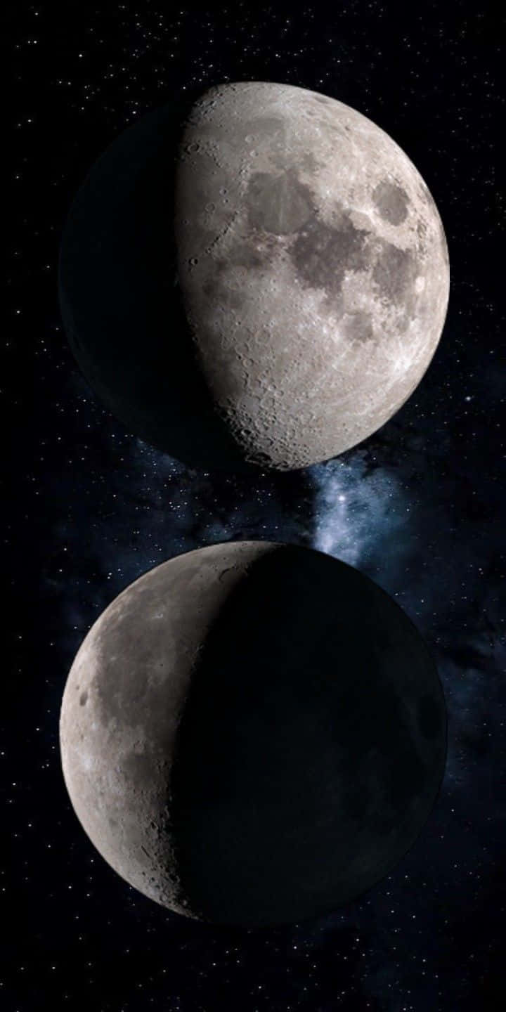 Moon Face 桌布 壁紙 — 太空中的兩個月球，背景有隕石坑和星星。
