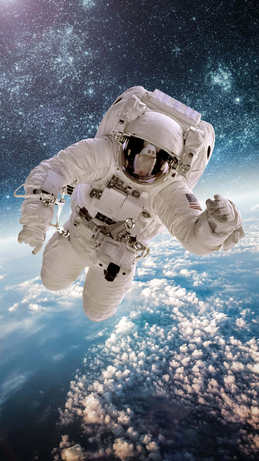 地球 桌布 壁紙 — 太空人在地球雲層上方失重漂浮，背景是星光燦爛的宇宙。