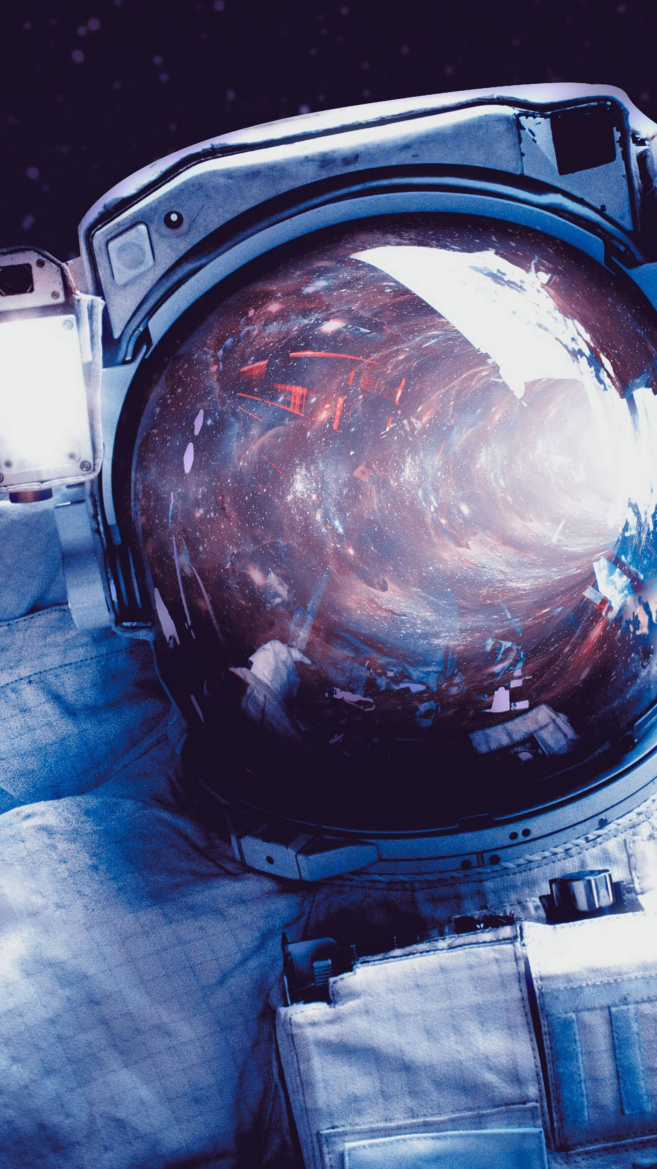 astronaut aesthetic 桌布 壁紙 — 太空人頭盔的特寫，在繁星點點的虛空中反射出旋轉的宇宙星雲。
