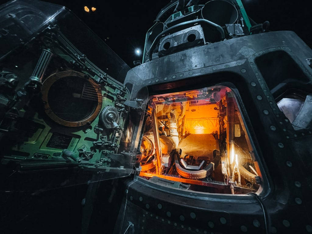 NASA 動態圖片 桌布 壁紙 — 太空船打開的艙門揭示了在黑暗太空虛空中溫暖照亮的內部。