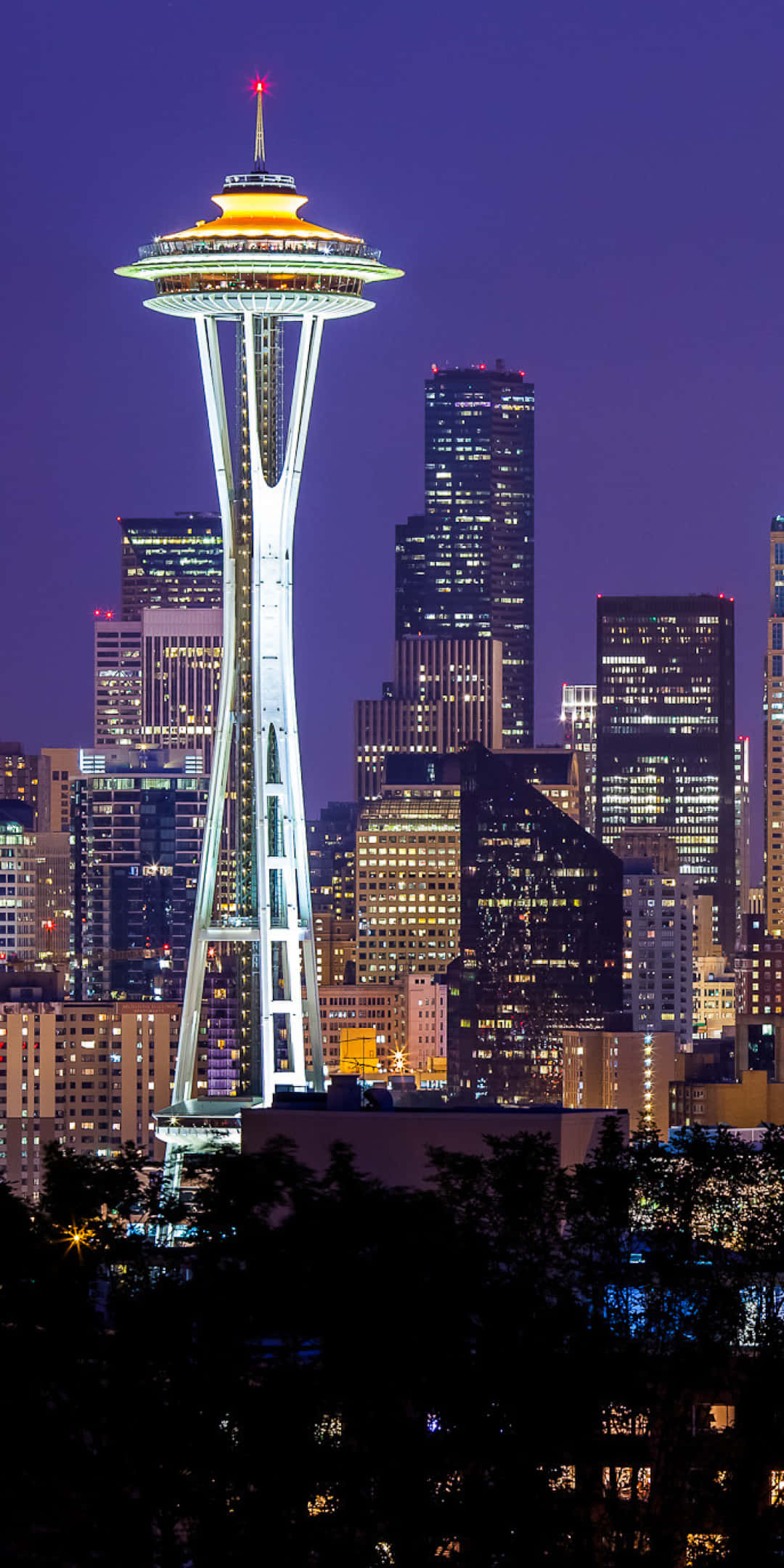 Pixel 3 Seattle 桌布 壁紙 — 太空針塔在深紫色暮色天空中溫暖地發光，映襯著西雅圖市中心燈火通明的天際線。