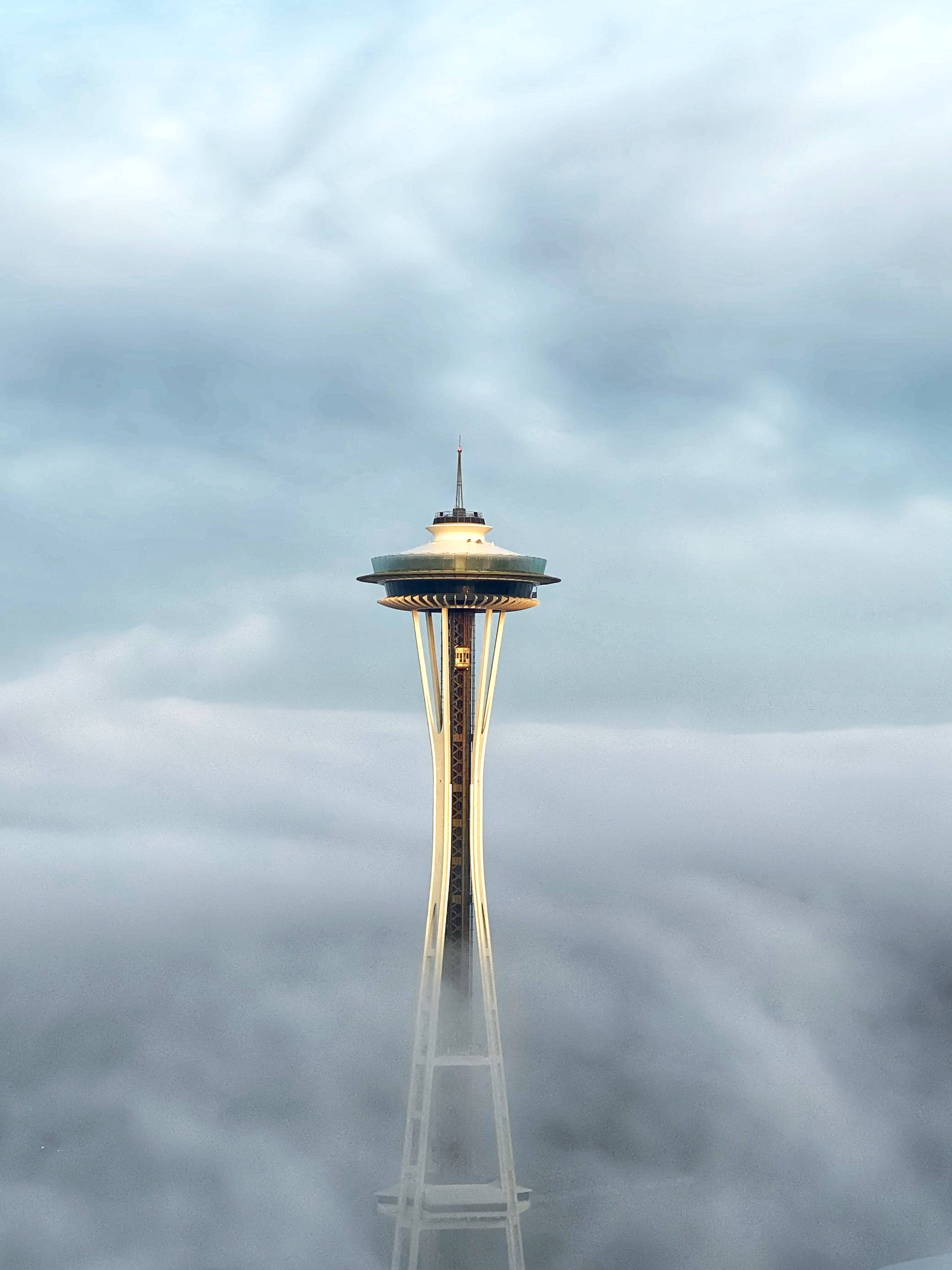 Washington 桌布 壁紙 — 太空針塔在陰沉灰暗的天空下，穿透厚厚的雲層。