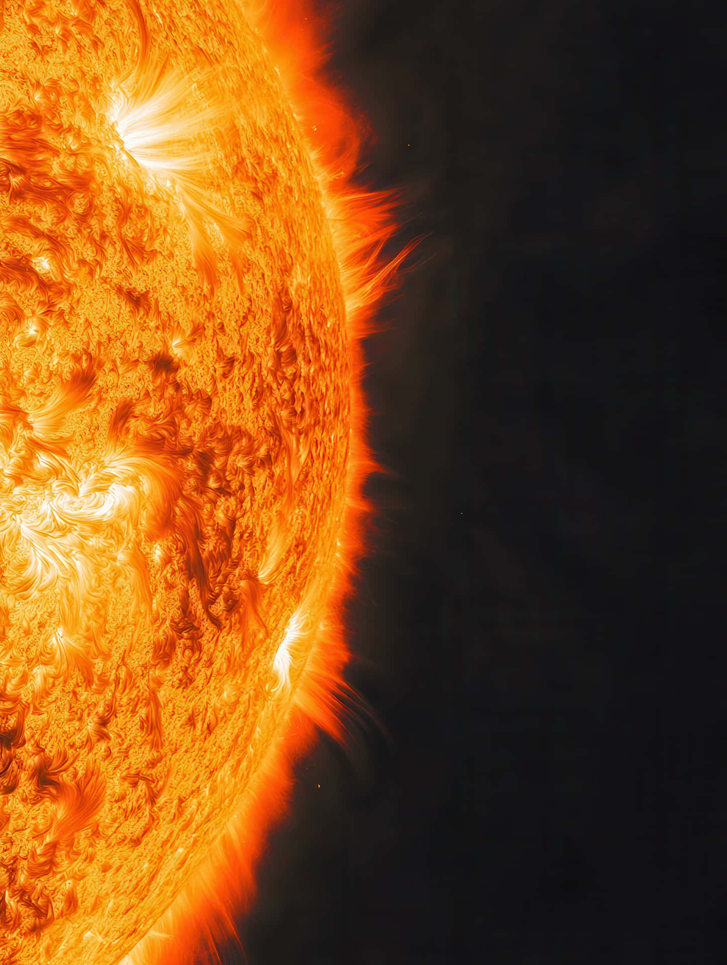 Close-Up of Fiery Solar Surface with Solar Flares against Black 壁紙 — 太陽湍流表面的火熱特寫，明亮的太陽耀斑在黑暗虛空中爆發。
