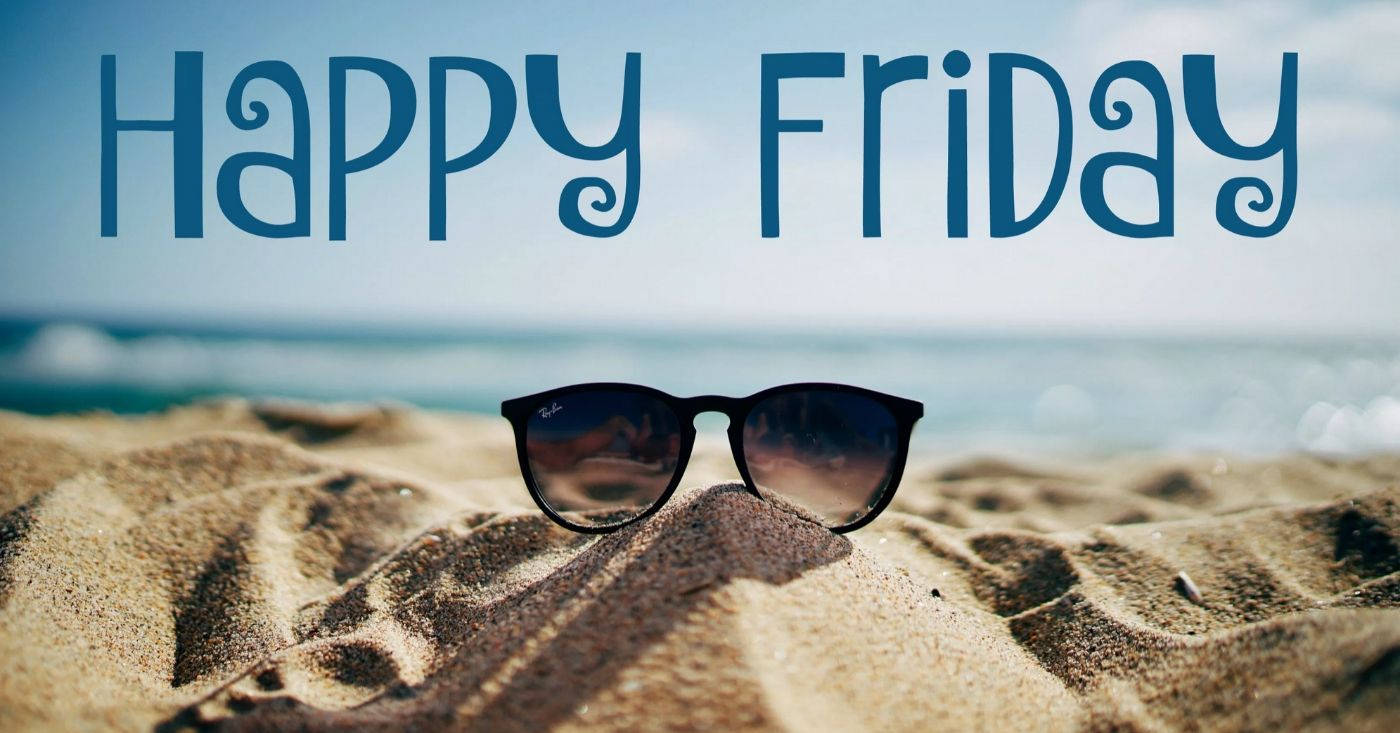 Friday 桌布 壁紙 — 太陽眼鏡放在有紋理的沙上，模糊的海平線上方有「Happy Friday」文字。