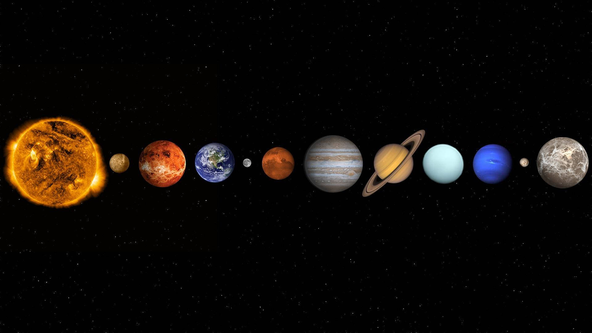 太陽系 桌布 壁紙 — 太陽系行星排成一列，背景是星空黑色背景，太陽在左邊。