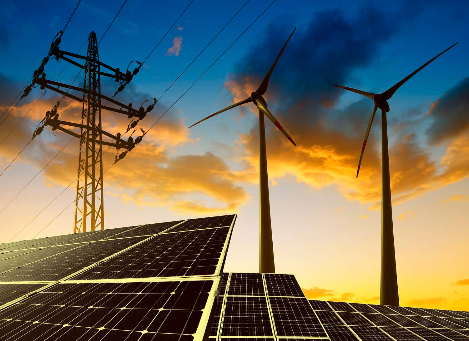 Electricity 桌布 壁紙 — 太陽能板和風力渦輪機在鮮豔的日落天空下高聳，電線在上方延伸。