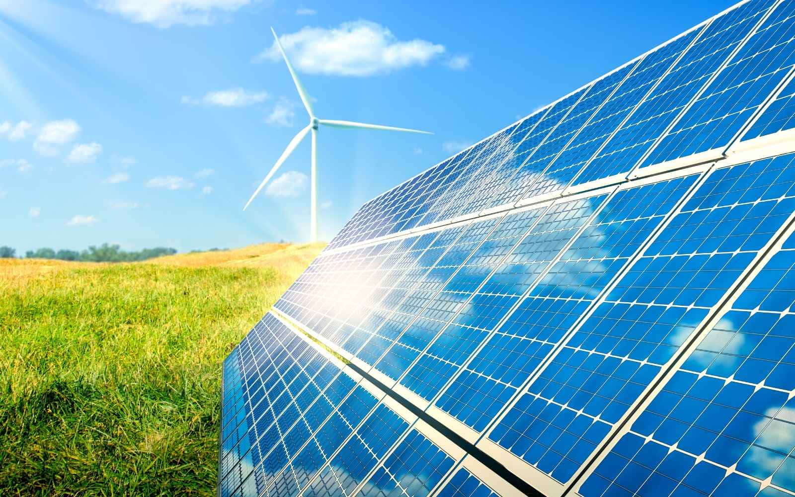 電力 桌布 壁紙 — 太陽能板在明亮的陽光下閃閃發光，反射藍天白雲，風力發電機高高矗立在綠色田野中。
