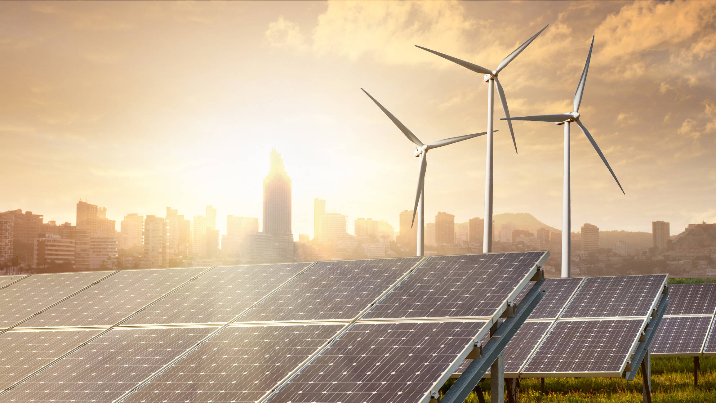 電力 桌布 壁紙 — 太陽能電池板和風力渦輪機在日出時，於閃爍的城市天際線背景下產生清潔能源。