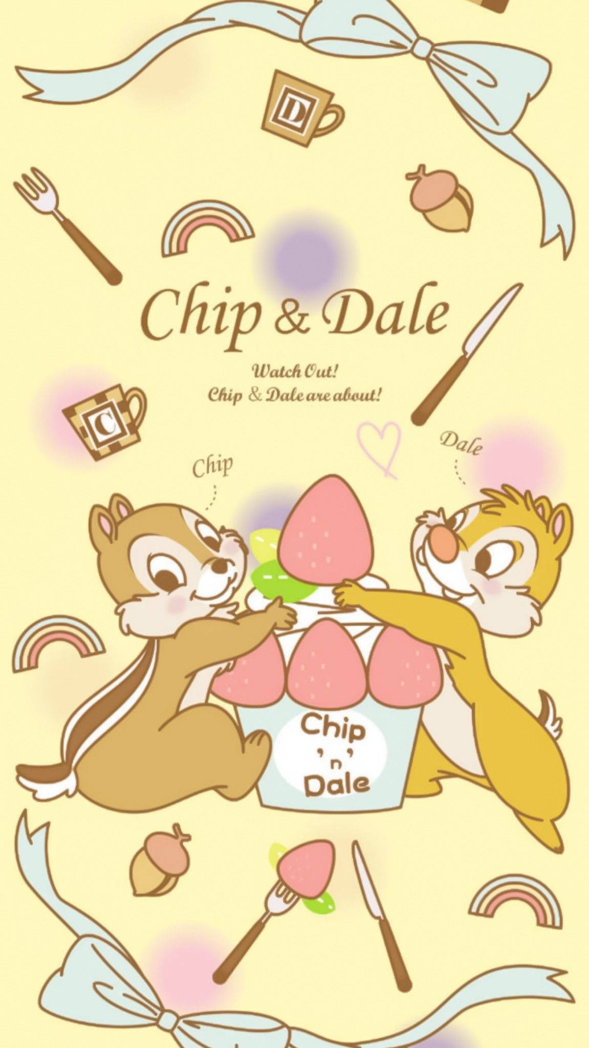 Chip 桌布 壁紙 — 奇奇與蒂蒂在柔和的黃色背景上，被古怪的廚房用品和蝴蝶結圍繞，開心分享草莓甜點。