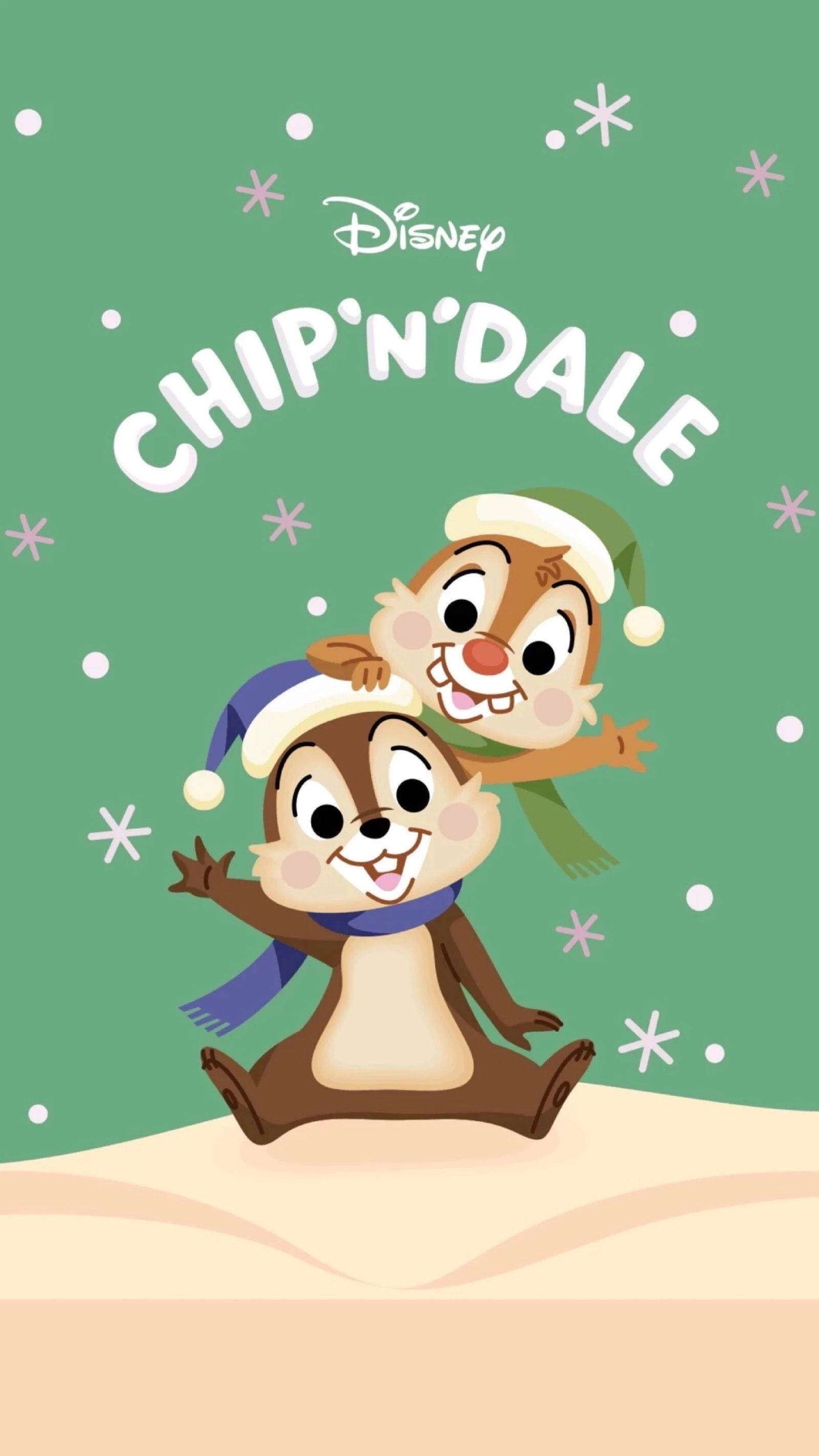 Chip 桌布 壁紙 — 奇奇與蒂蒂戴著節日冬季帽子和圍巾，在雪地上愉快地擺姿勢，背景是綠色並有雪花飄落。