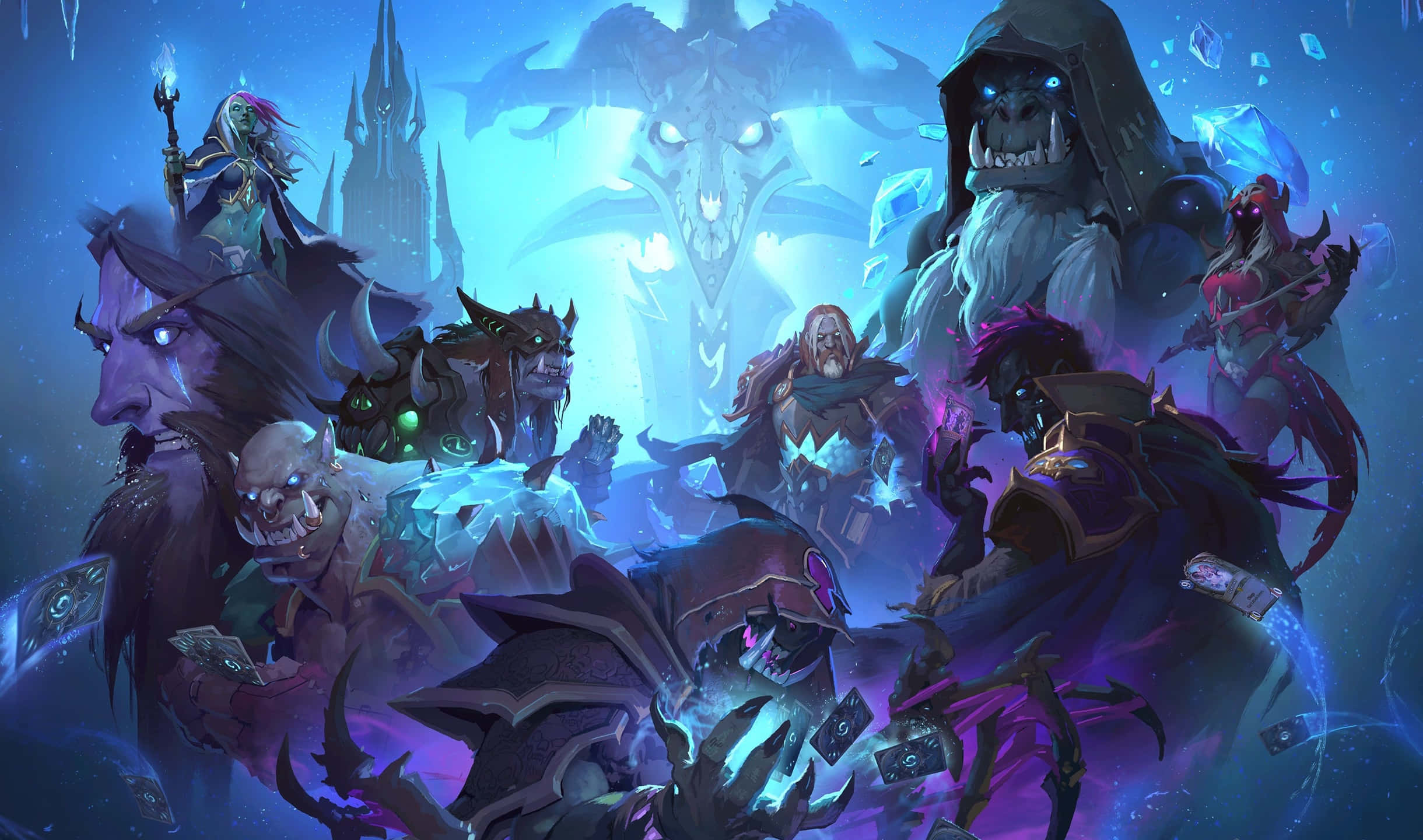 2440x1440 Hearthstone 桌布 壁紙 — 奇幻英雄與怪物在發光的藍天下碰撞，背景中有一個若隱若現的惡魔面孔。