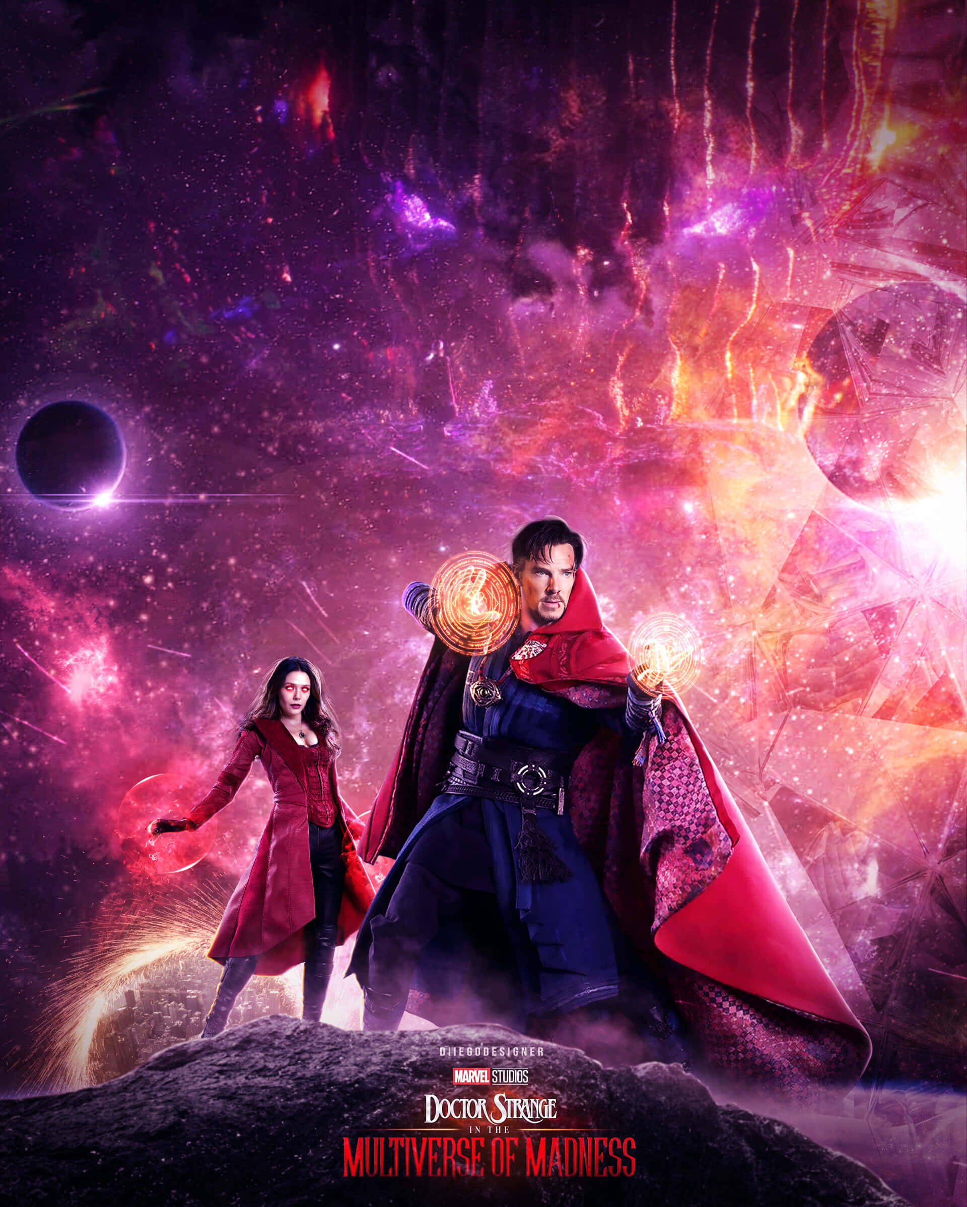 Doctor Strange 2 桌布 壁紙 — 奇異博士和王站在岩石露頭上，在旋轉的紫色、橙色和粉紅色星雲以及漂浮行星的宇宙背景下揮舞著發光的魔法能量。
