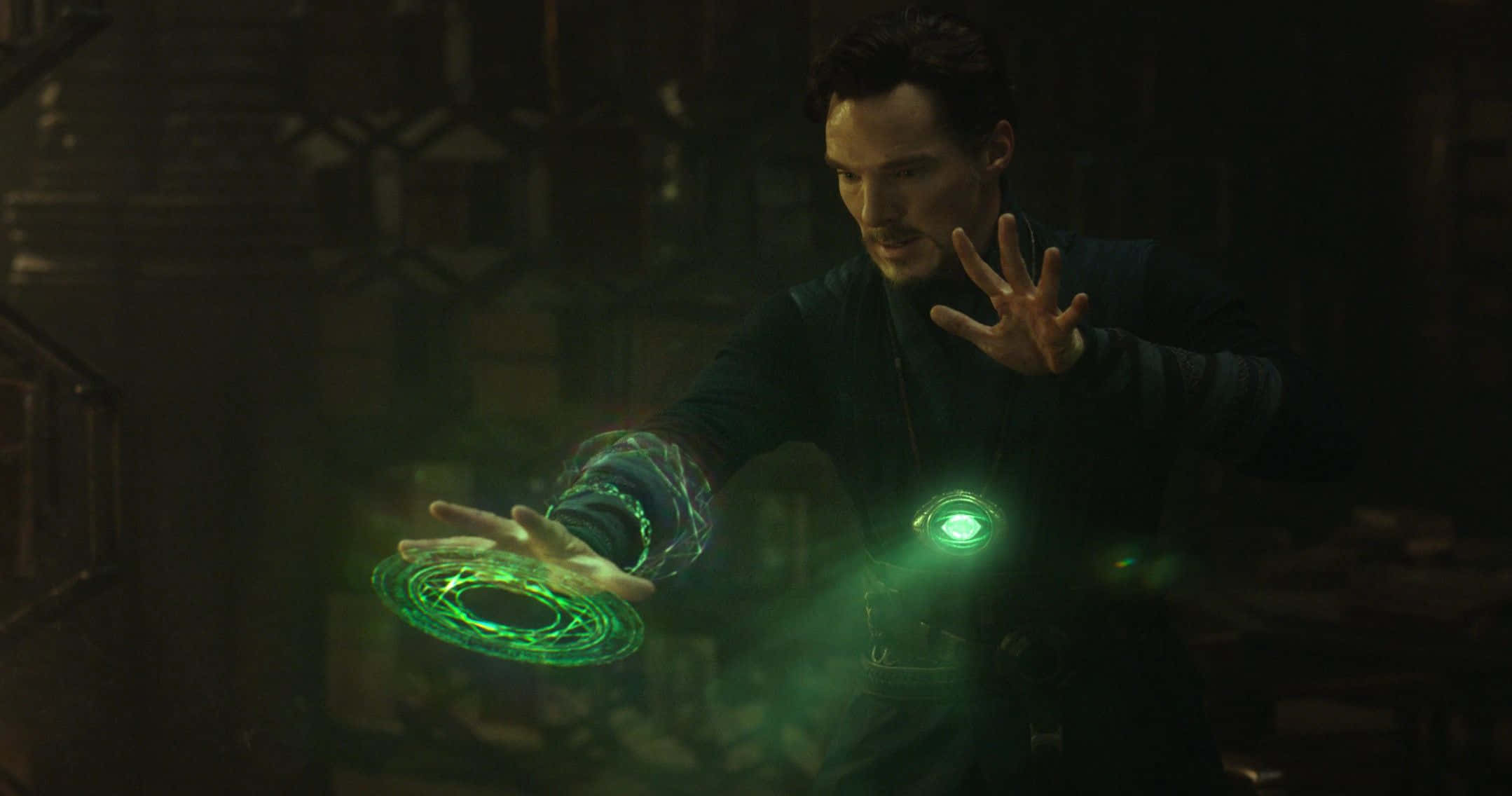 Time Stone 桌布 壁紙 — 奇異博士在光線昏暗的古老石室中引導發光的綠色神秘能量。