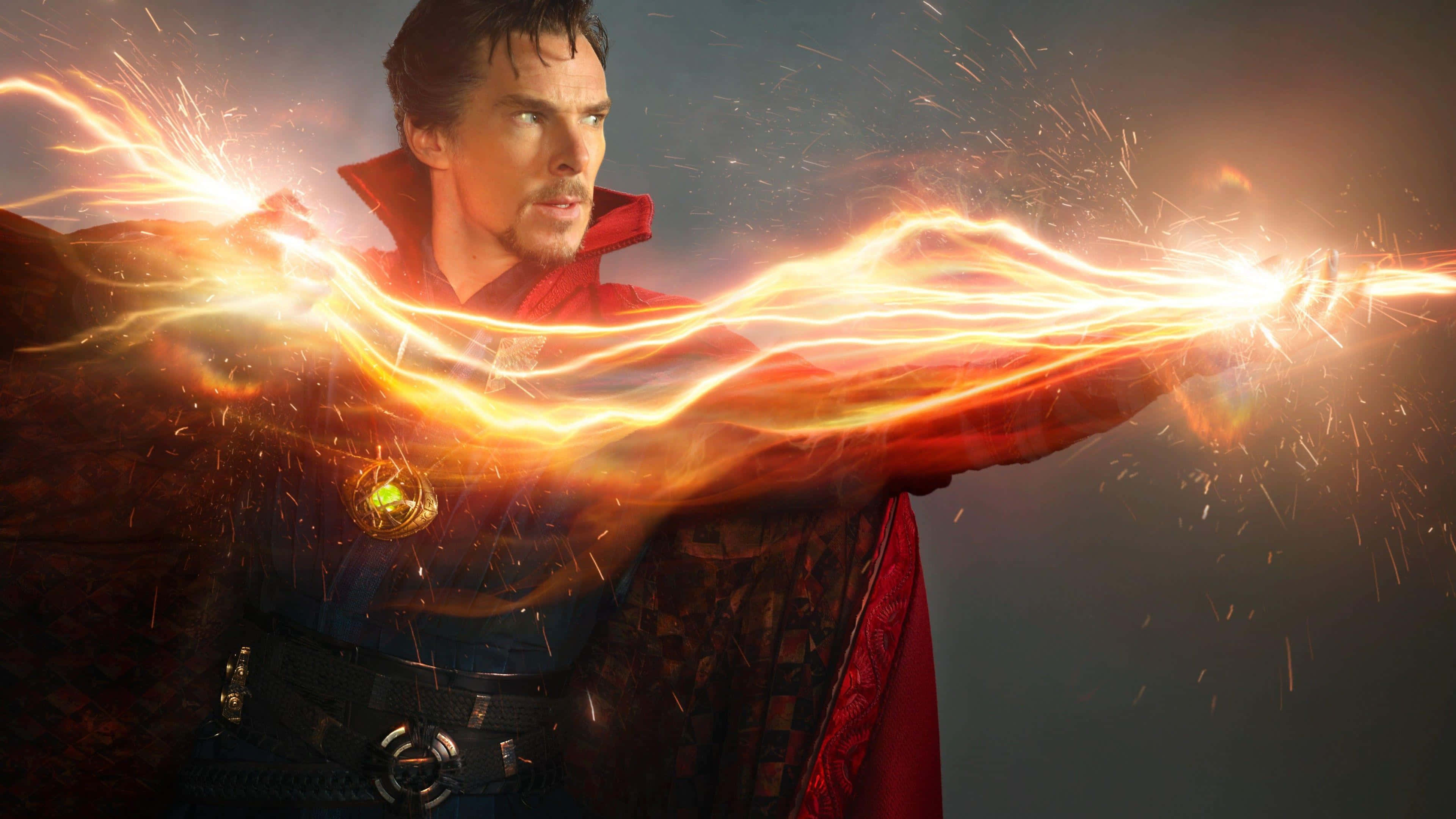 Doctor Strange 2 桌布 壁紙 — 奇異博士在動態電影姿勢中引導金色神秘能量，火花四濺。