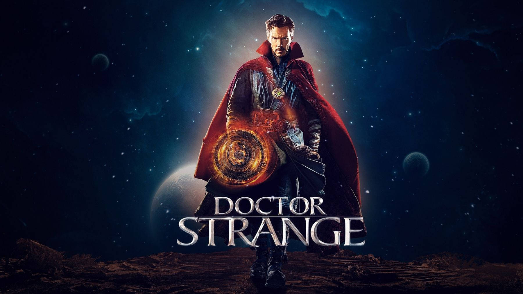 奇異博士 桌布 壁紙 — 奇異博士在星空下英雄般地站在宇宙景觀中，手持發光的 mystical 護身符。