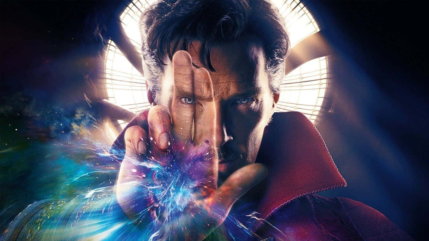 Best Marvel 桌布 壁紙 — 奇異博士在神秘漩渦背景下，以發光的雙手引導宇宙能量。