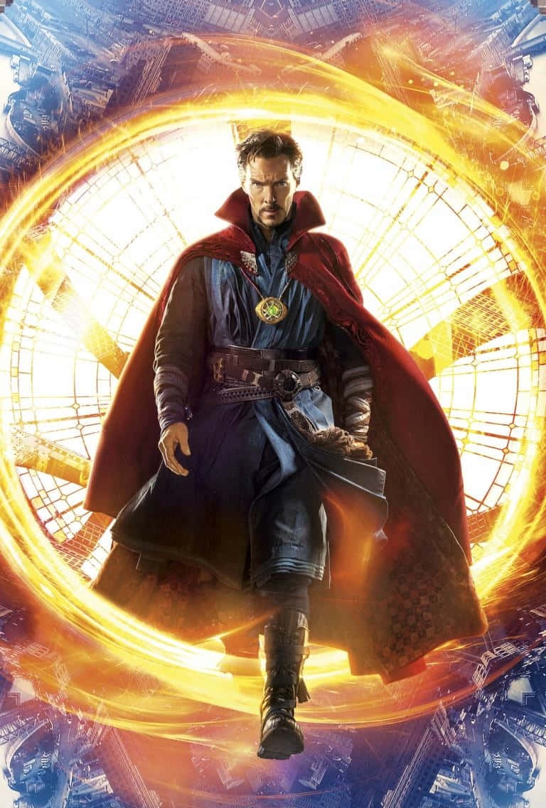 Doctor Strange 2 桌布 壁紙 — 奇異博士站在一個發光的金色傳送門中，周圍環繞著旋轉的神秘能量和漂浮的城市景觀碎片。