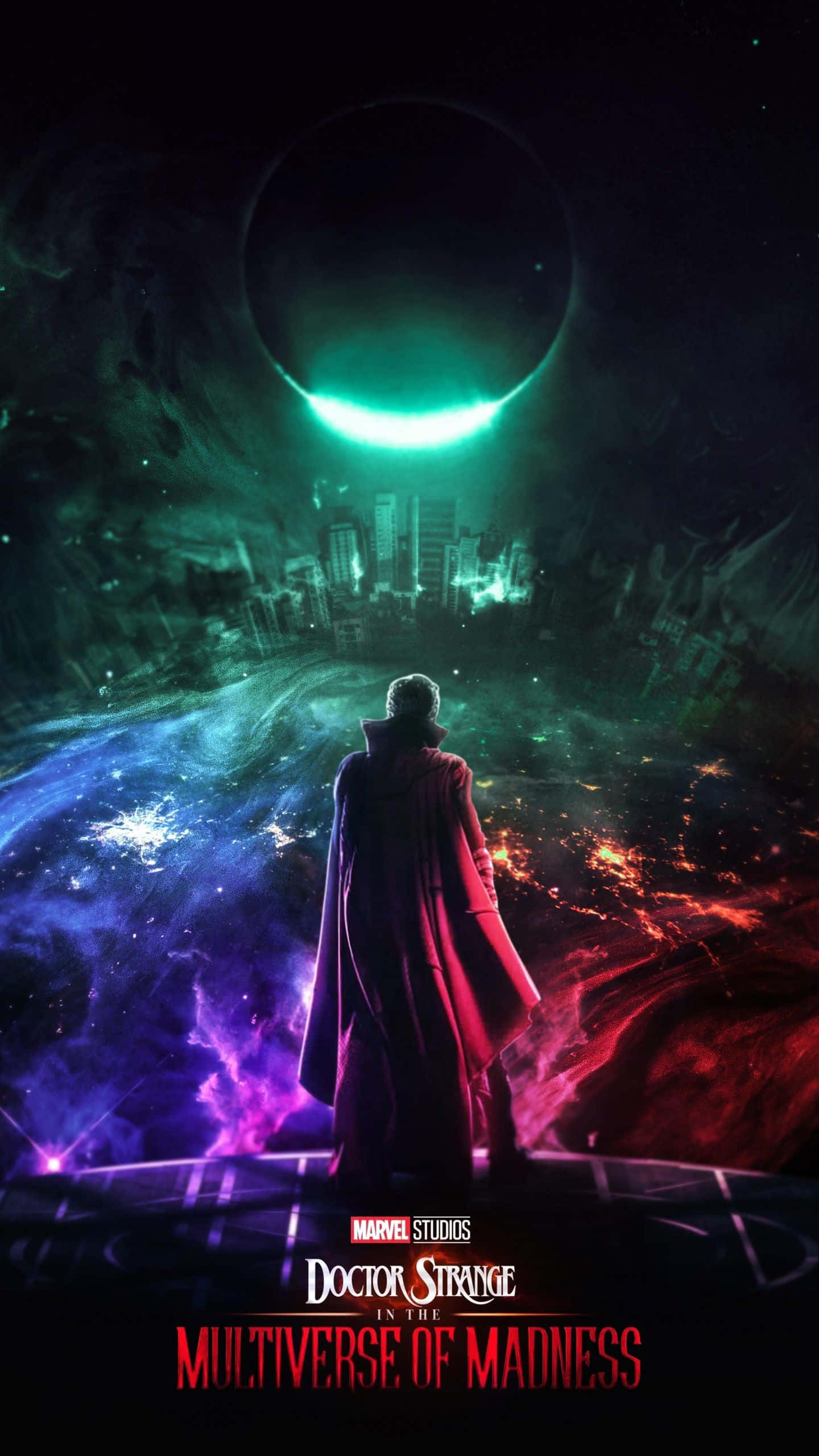 Doctor Strange 2 桌布 壁紙 — 奇異博士站在宇宙平台上，凝視著破碎城市上空發光的綠色日蝕。