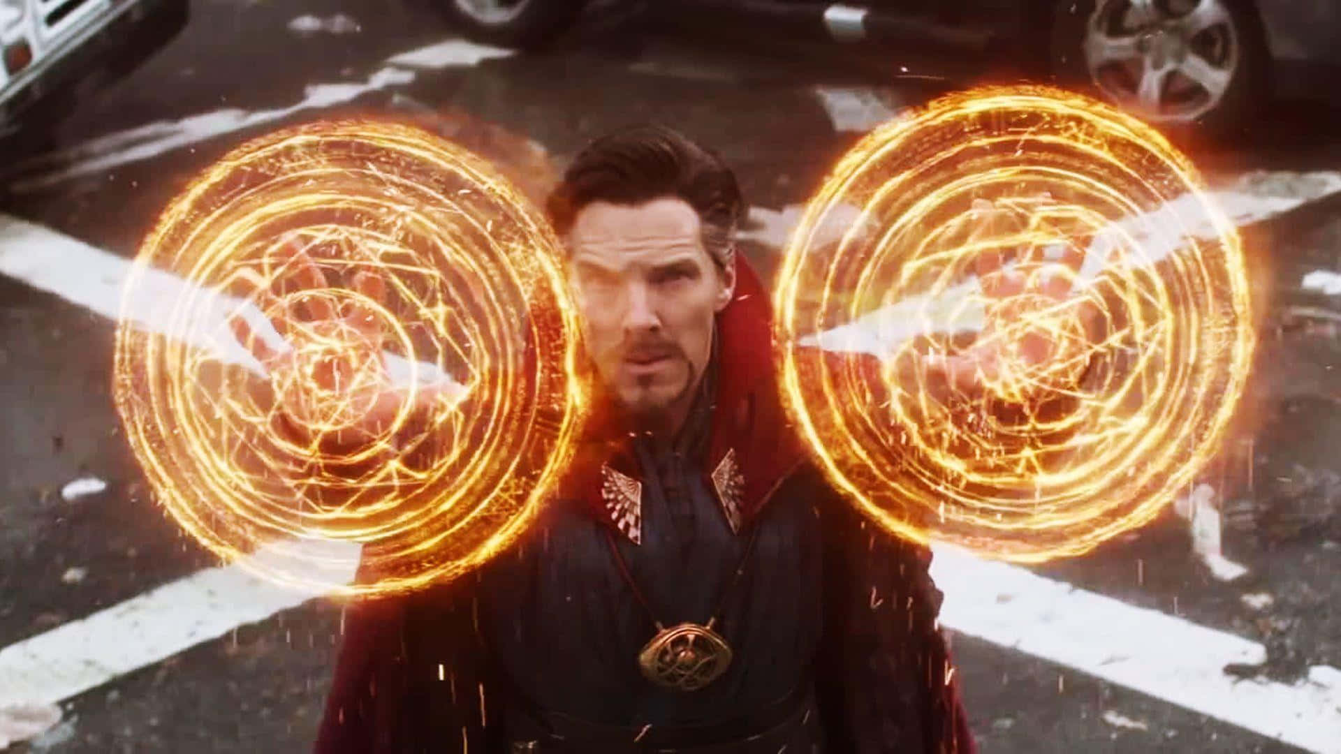 Dr Strange 桌布 壁紙 — 奇異博士站在雨中的街道上，從手中召喚出發光的橙色神秘能量球。