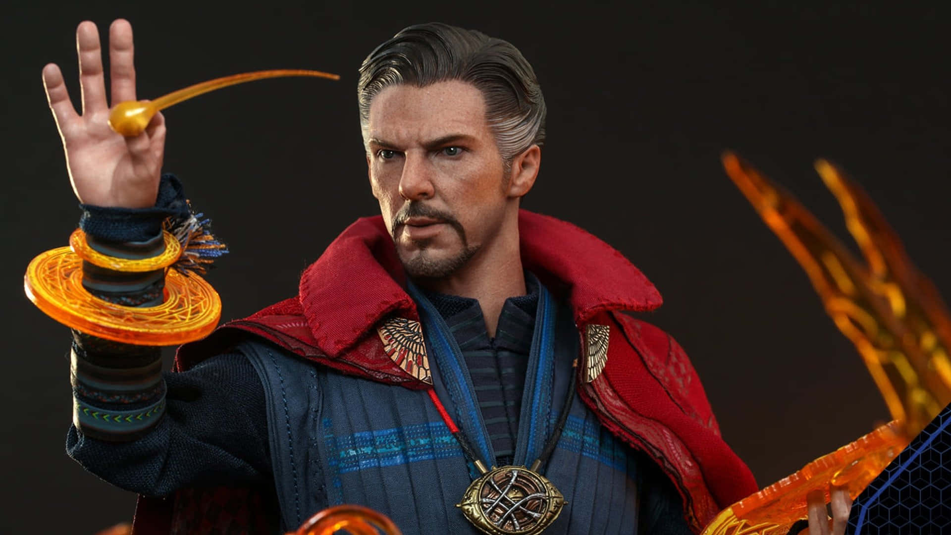 Dr Strange 桌布 壁紙 — 奇異博士身穿標誌性的紅色斗篷，在黑暗背景下專注地操控著發光的橙色神秘能量。