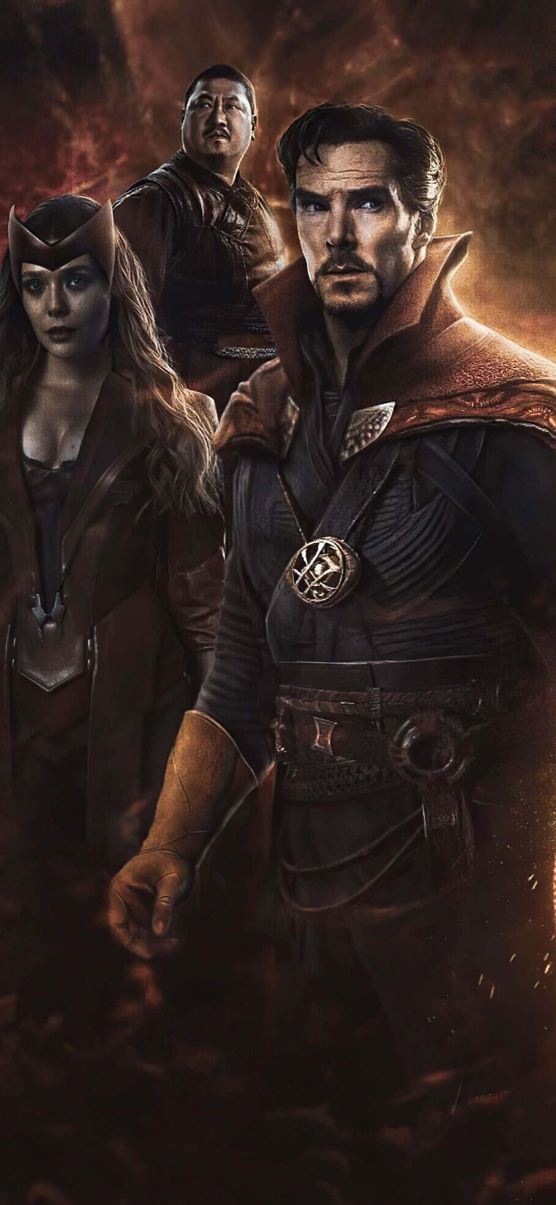 Doctor Strange Multiverse Of Madness 桌布 壁紙 — 奇異博士身穿神秘長袍，與王和緋紅女巫並肩而立，背後是熾熱的宇宙背景。