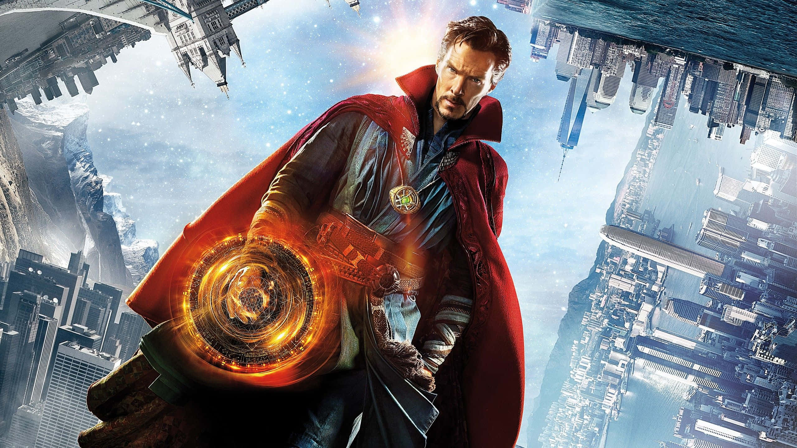 Marvel Movie 桌布 壁紙 — 奇異博士身穿紅色斗篷，英雄般地揮舞著發光的魔法球，背景是顛倒的超現實城市景觀。