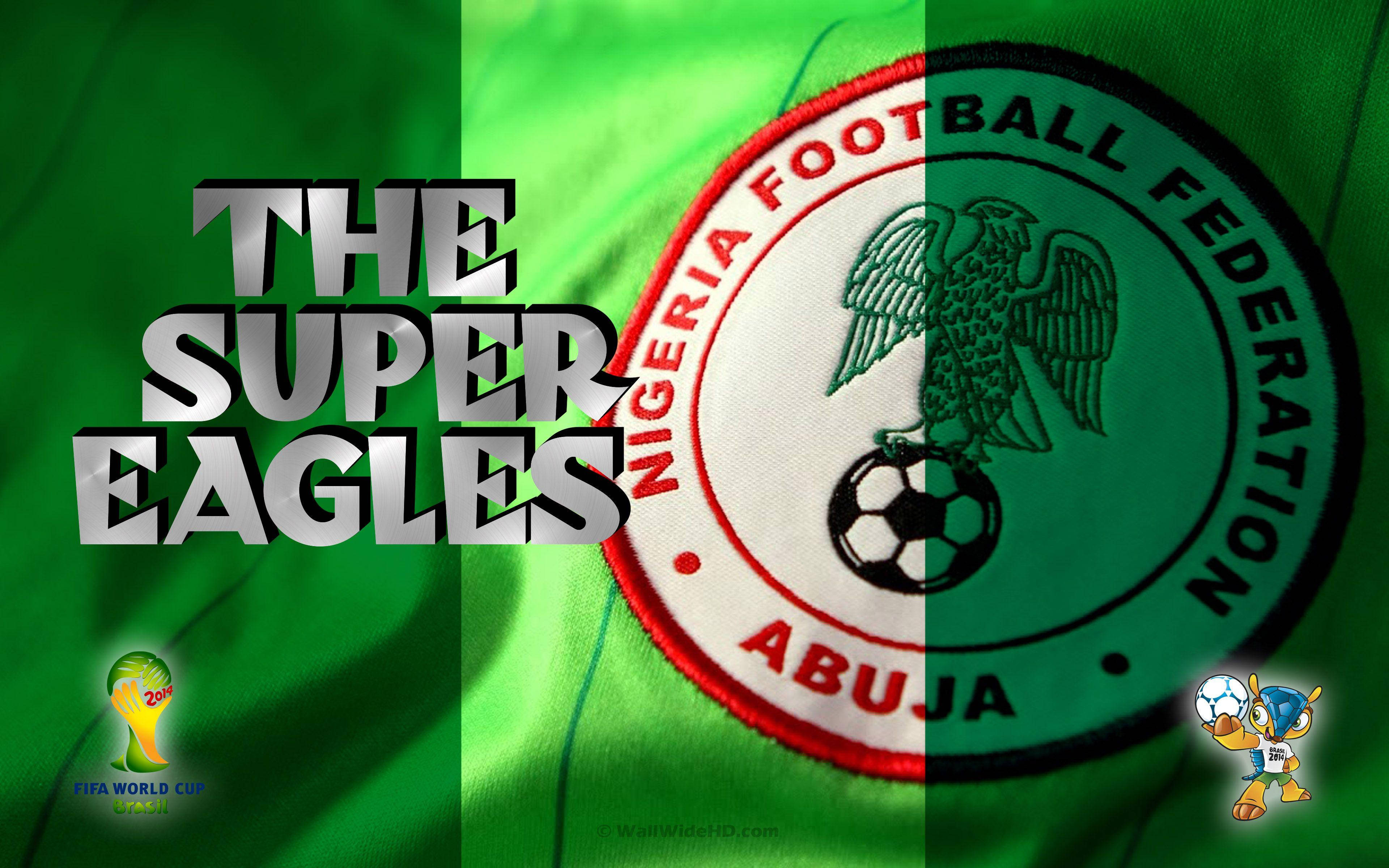 Nigeria 桌布 壁紙 — 奈及利亞綠色足球球衣特寫，帶有超級鷹隊徽和粗體文字，背景為紋理布料。