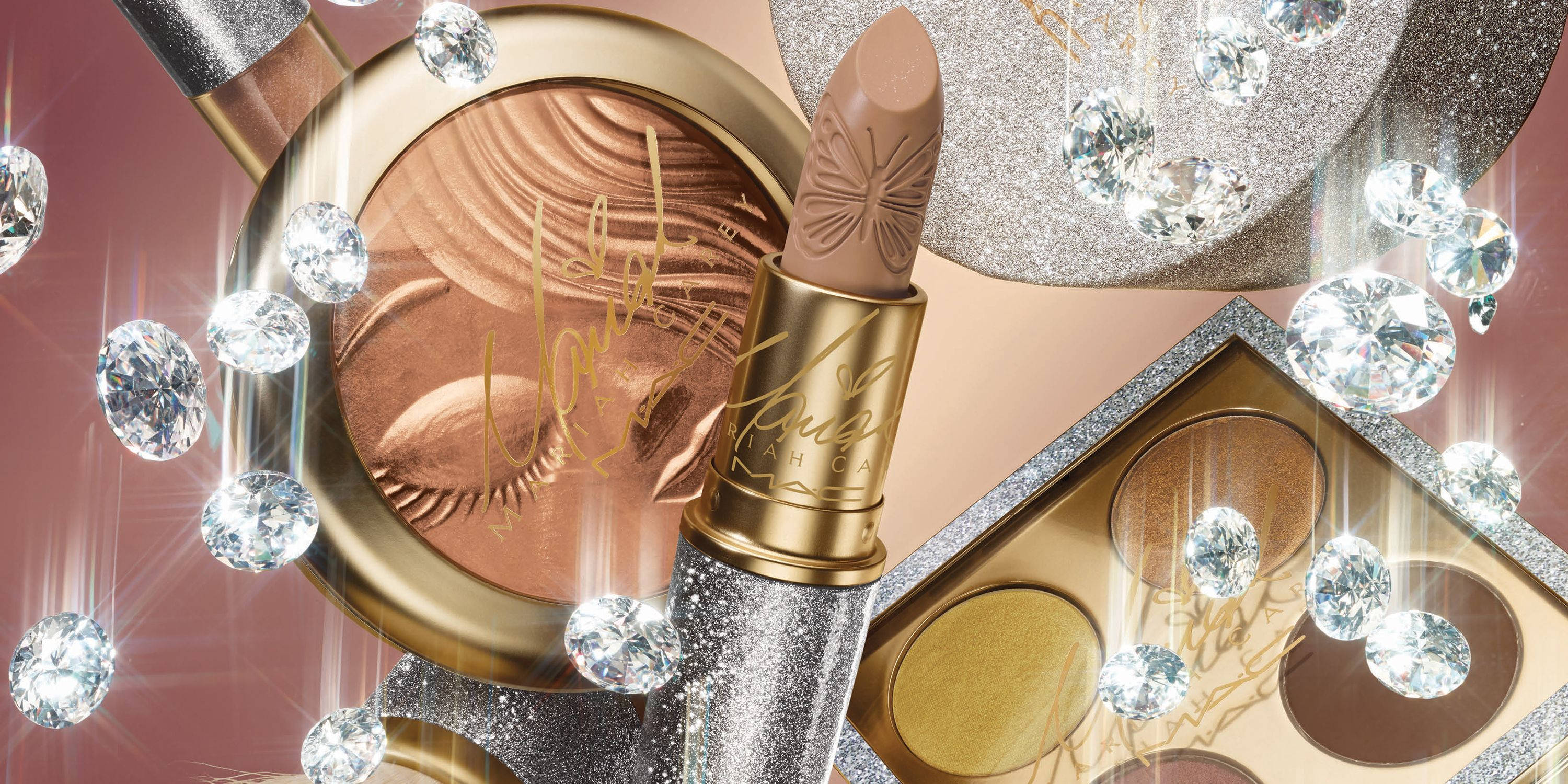Cosmetics 桌布 壁紙 — 奢華化妝品如唇膏和眼影盤在柔和的粉紅色背景上閃爍著亮粉和鑽石的光芒。
