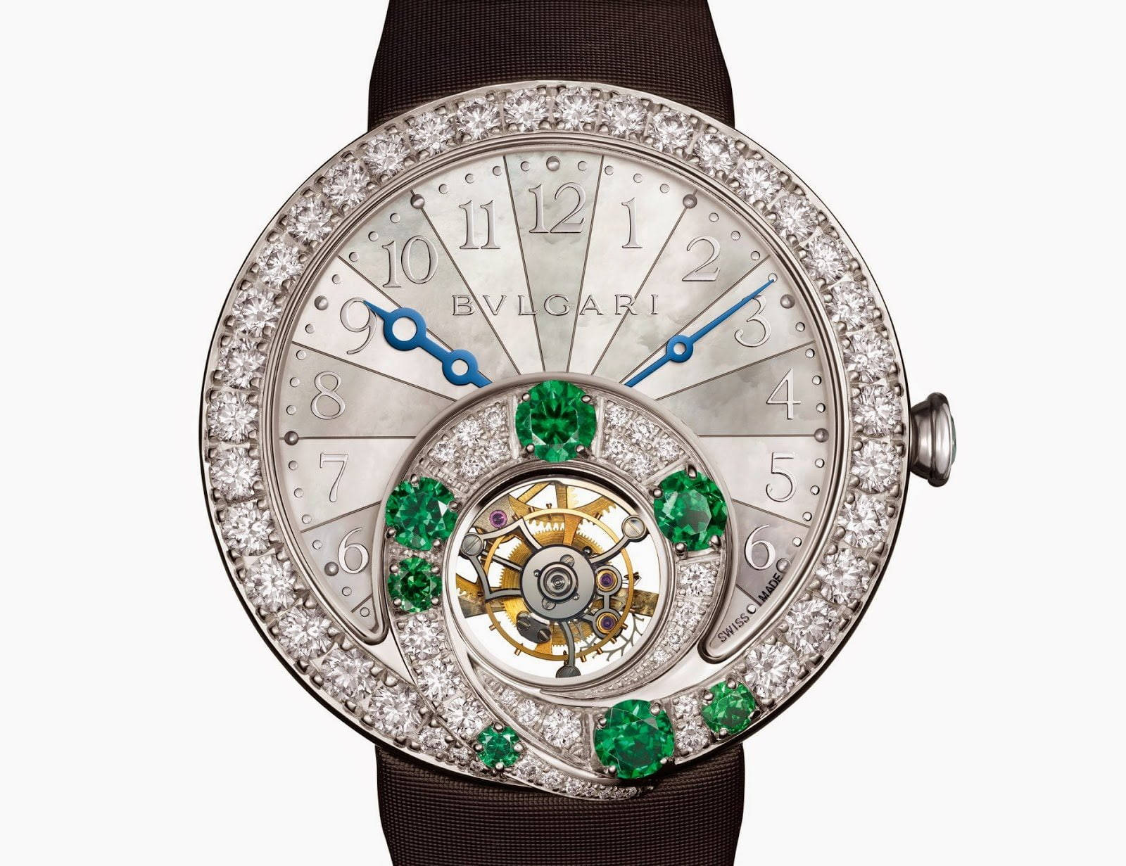 Bvlgari 桌布 壁紙 — 奢華寶格麗手錶，配備鑽石錶圈、祖母綠點綴及可見金色陀飛輪機制。