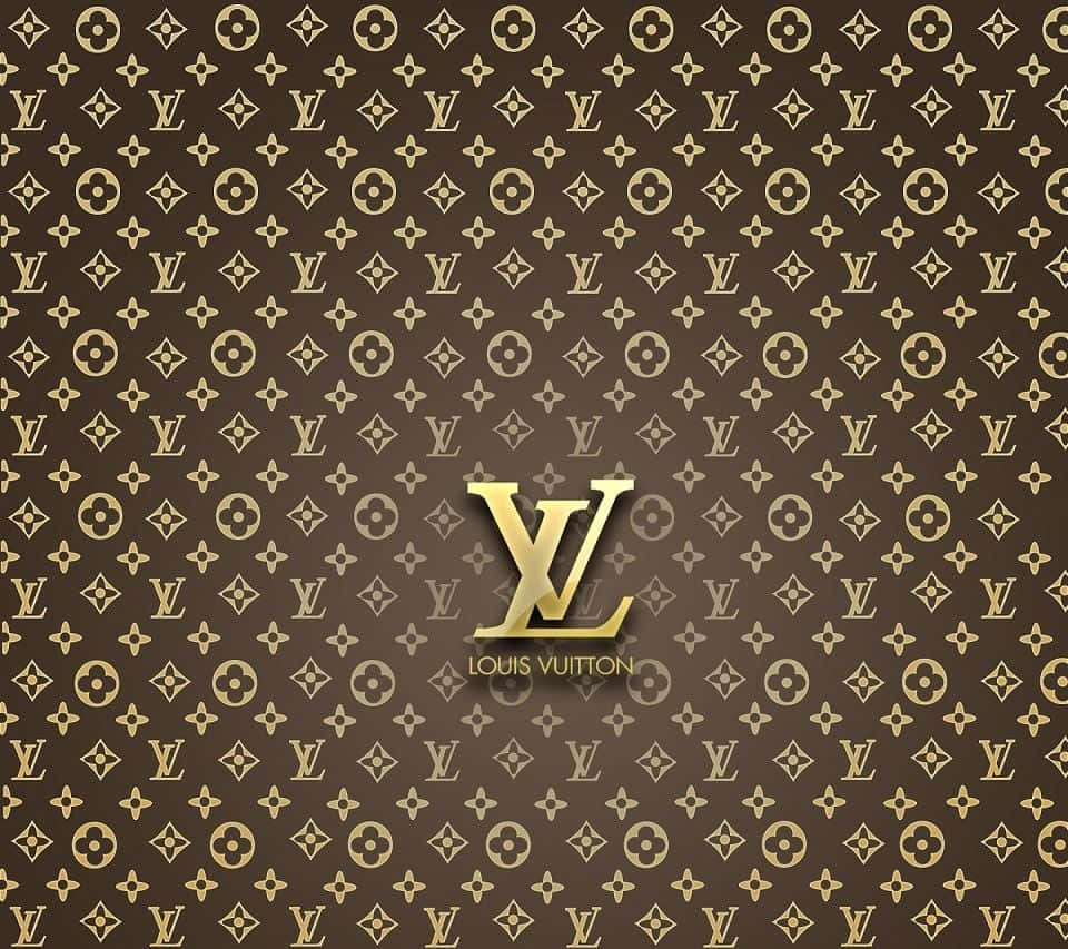 標誌 桌布 壁紙 — 奢華的棕色和金色Louis Vuitton字母組合圖案壁紙，中央有突出的金色LV標誌。