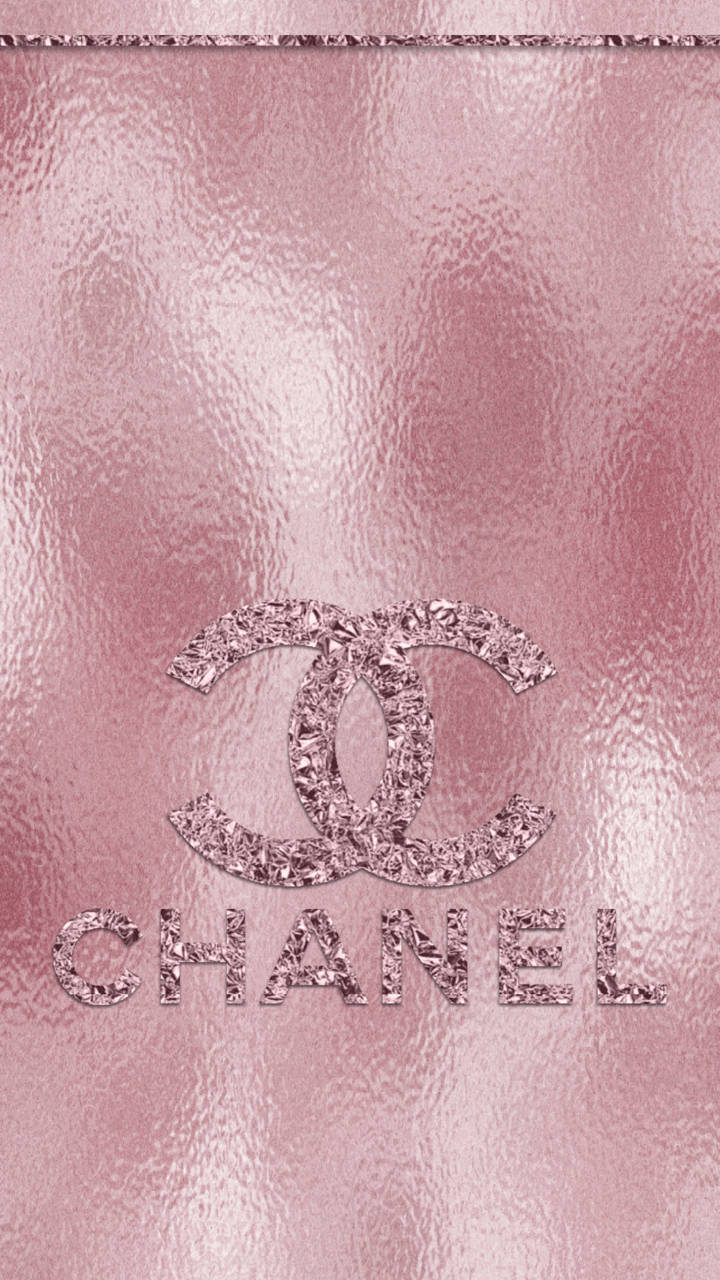 玫瑰金 桌布 壁紙 — 奢華的玫瑰金紋理表面，帶有閃閃發光的 Chanel 標誌和品牌名稱，細節閃爍。