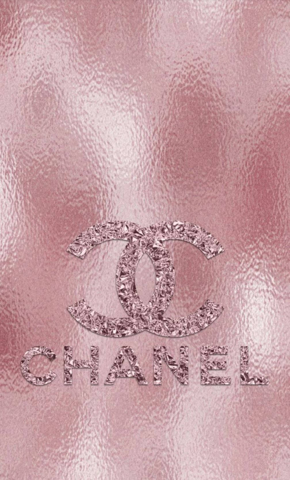 Chanel 桌布 壁紙 — 奢華的粉紅色紋理背景，帶有閃閃發光的 Chanel 標誌和品牌名稱，細節閃爍。