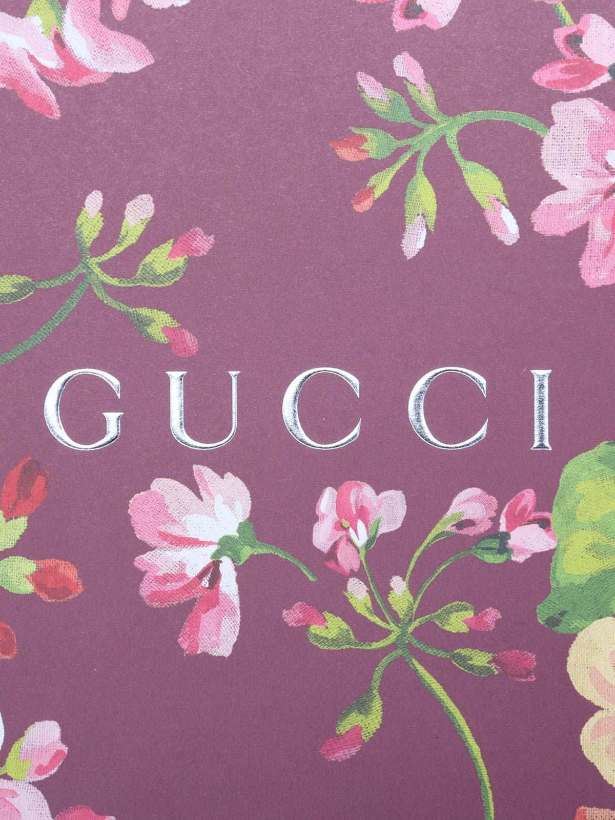 graphic design 桌布 壁紙 — 奢華的紫色壁紙，粉紅櫻花和綠色莖幹環繞著銀色Gucci標誌。