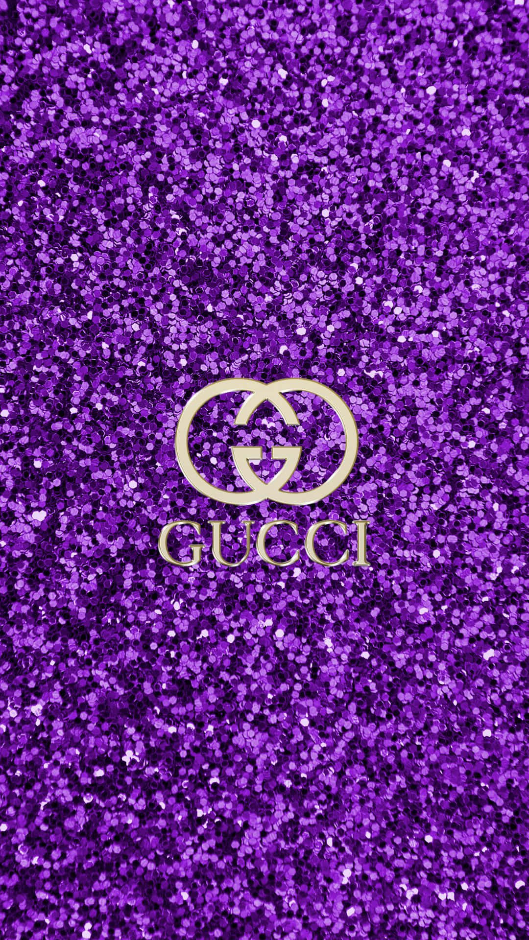Purple Gucci 桌布 壁紙 — 奢華的紫色閃粉背景，中央突出放置金色Gucci標誌。