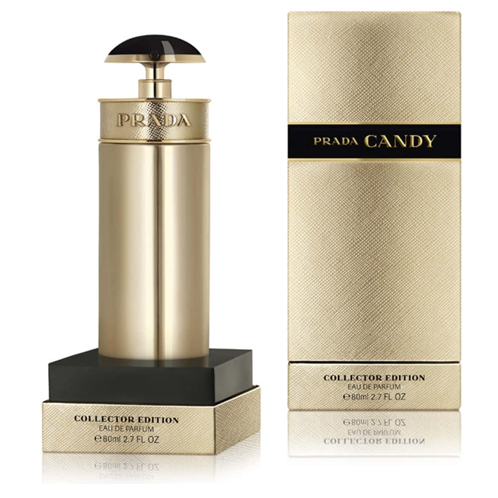 Prada 桌布 壁紙 — 奢華的金色和黑色Prada Candy香水瓶及盒子在純白背景上閃耀，帶有細微反射。