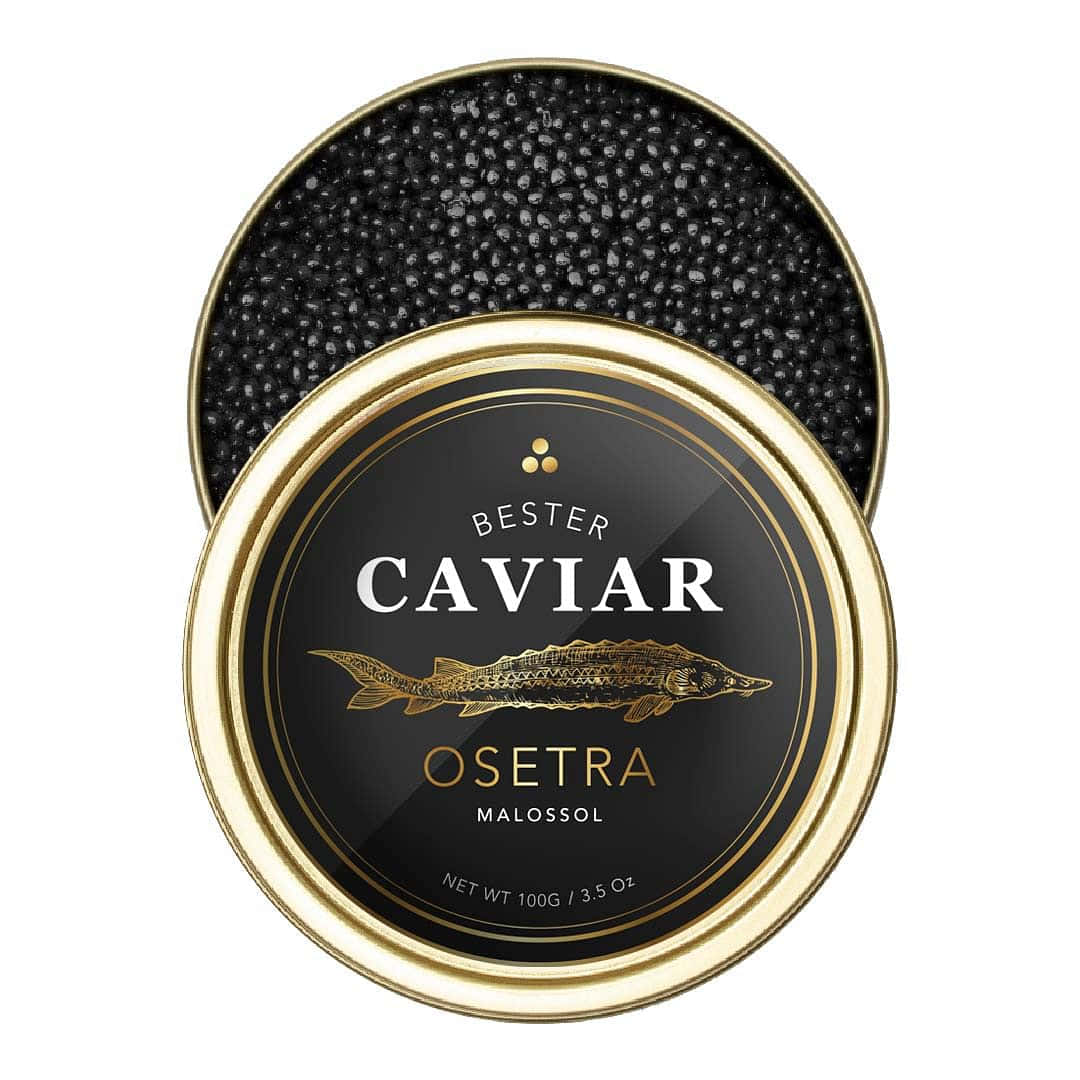 Black Caviar 桌布 壁紙 — 奢華的黑奧塞特拉魚子醬在一個打開的金色罐子中閃閃發光，罐上帶有優雅的標籤，詳細說明了魚類和重量。