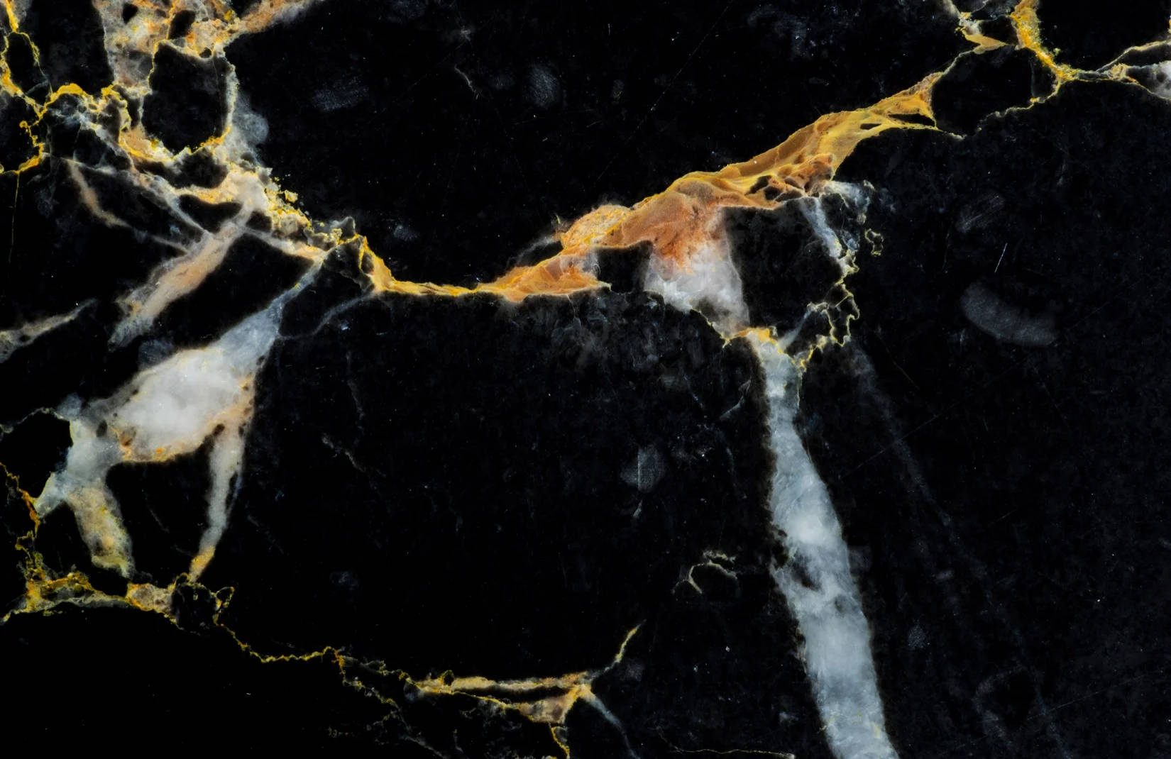 Gold Marble 桌布 壁紙 — 奢華的黑色大理石表面，帶有大膽的金色和白色紋理，以有機圖案流動。
