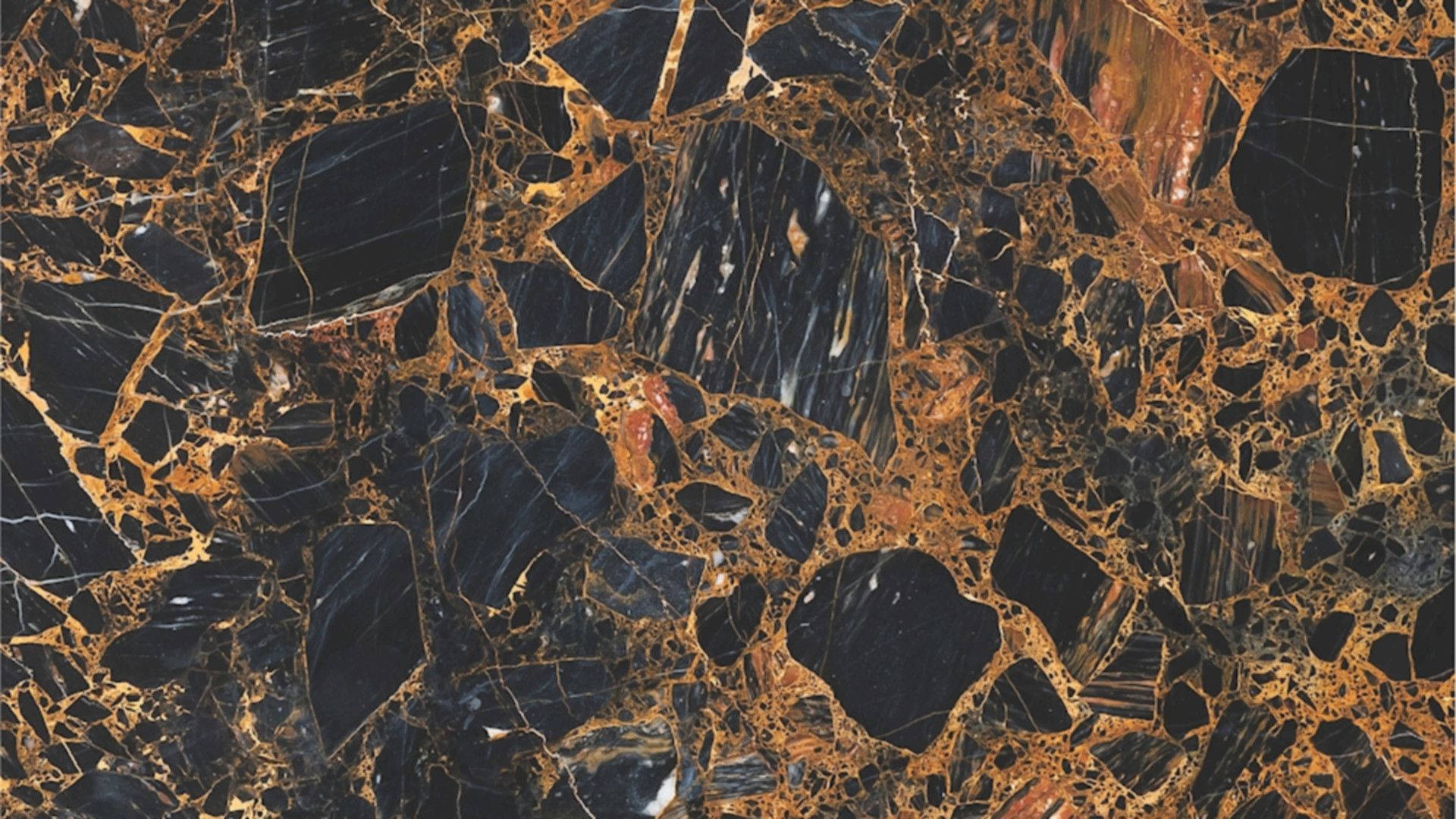 Gold Marble 桌布 壁紙 — 奢華的黑色大理石表面，帶有複雜的金色紋理和細微的白色條紋，形成大膽的自然圖案。