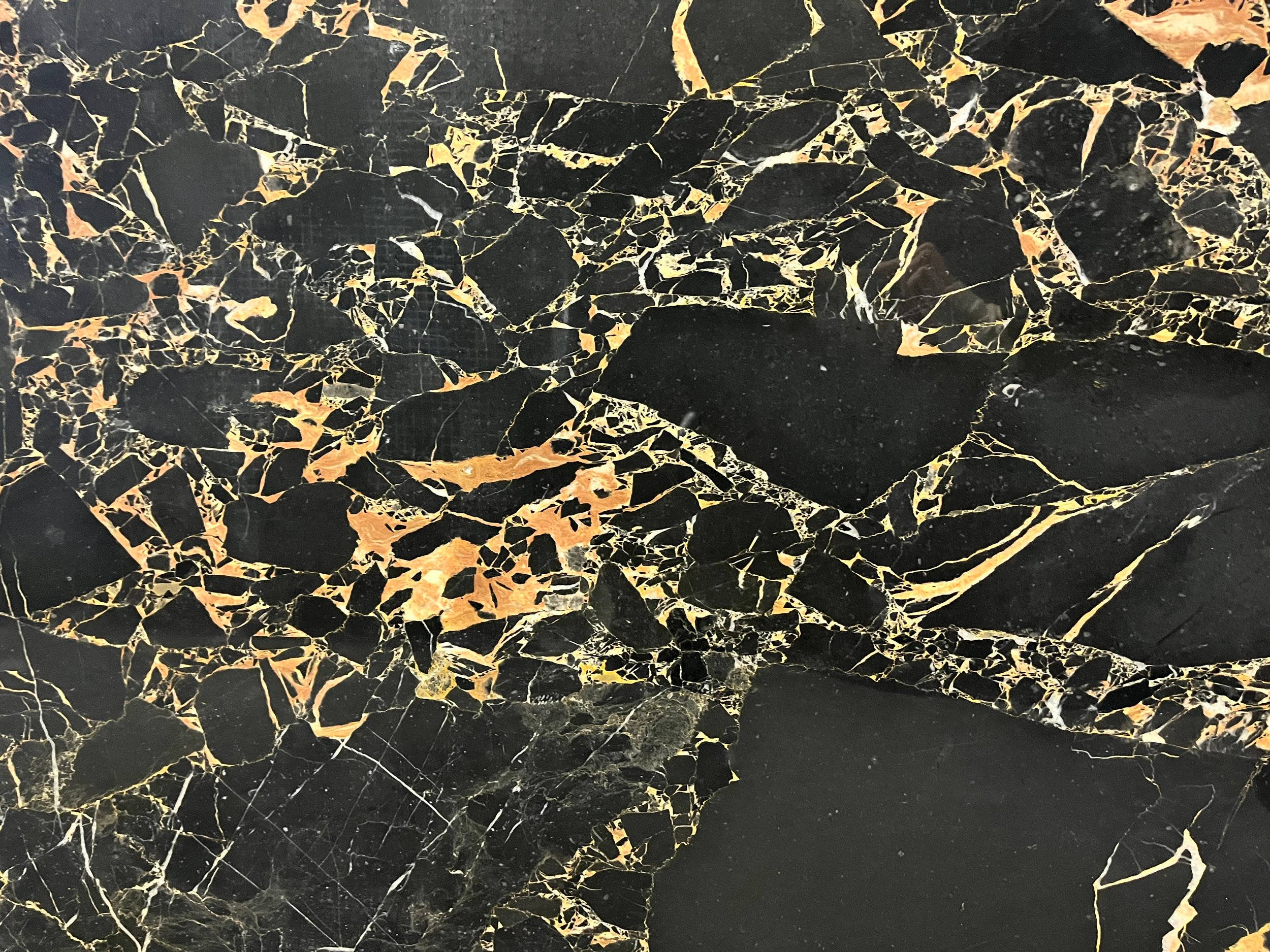 Foil 桌布 壁紙 — 奢華的黑色大理石表面，帶有複雜的金色紋理和溫暖的琥珀色點綴，營造出大膽華麗的圖案。