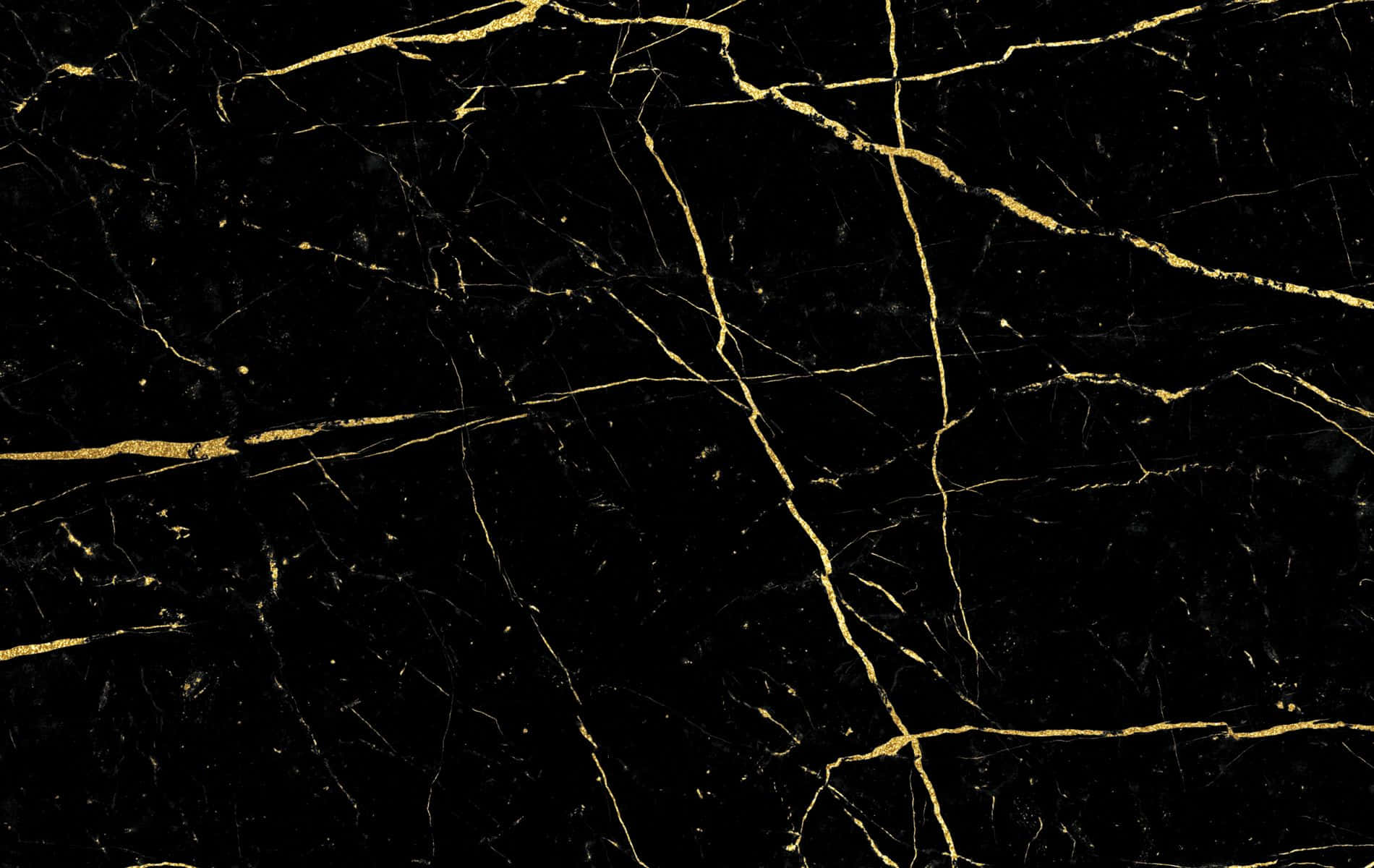 Black Marble 桌布 壁紙 — 奢華的黑色大理石表面，帶有複雜的金色紋理，營造出大膽優雅的圖案。
