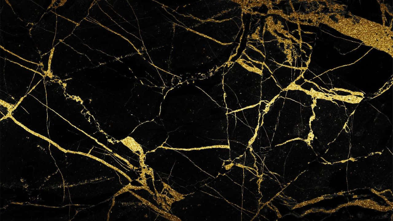 High Resolution Black And Gold 桌布 壁紙 — 奢華的黑色大理石表面，飾有複雜的金色紋理和閃閃發光的金片。