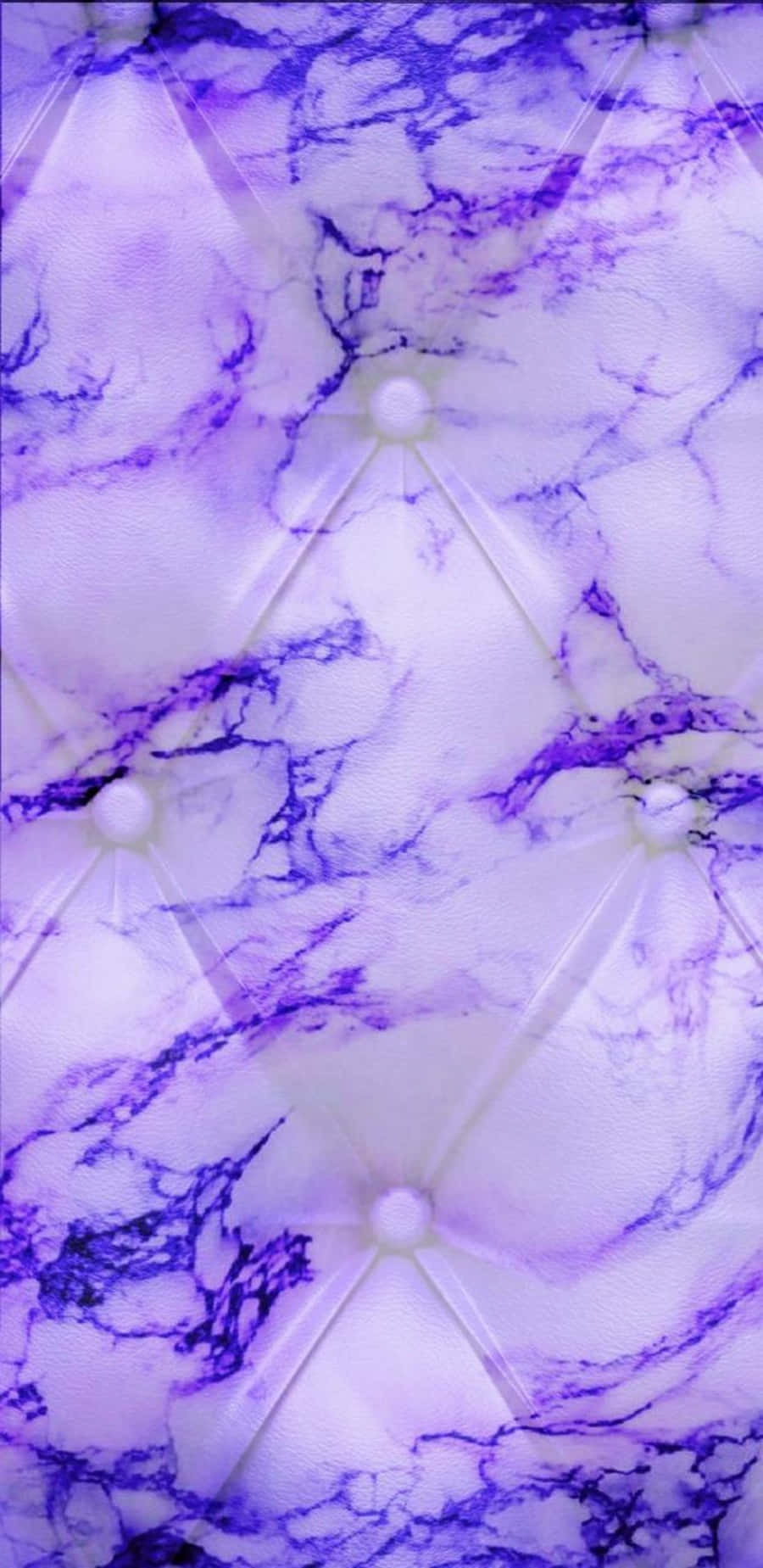 Purple Marble 桌布 壁紙 — 奢華簇絨軟墊，帶有紫色大理石紋理，在柔和光線下閃耀。