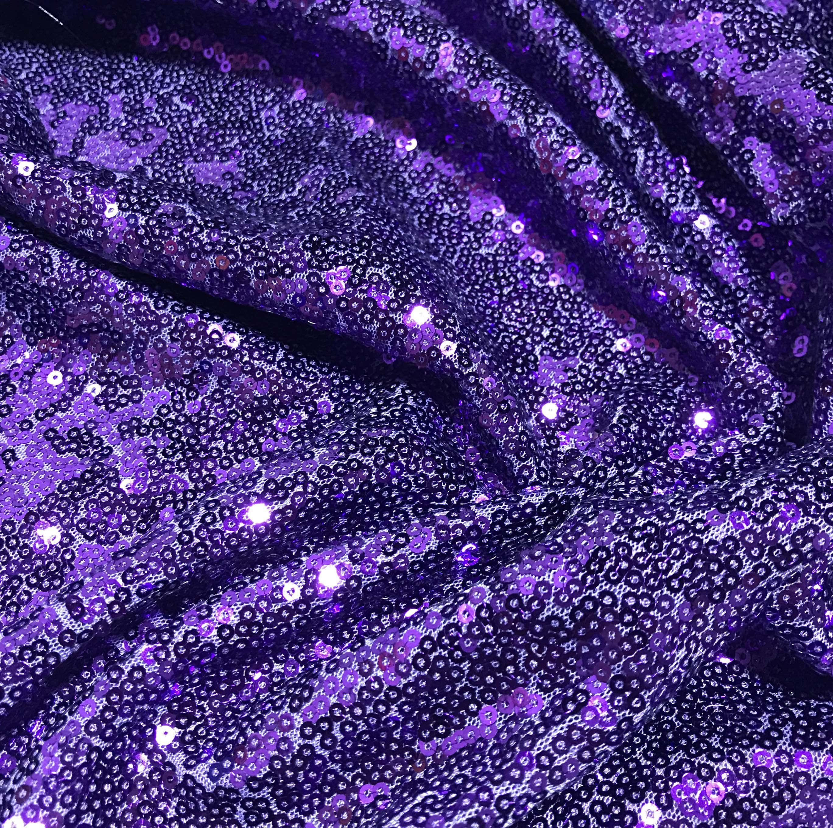 Purple Sequins 桌布 壁紙 — 奢華紫色亮片布料的特寫，閃爍的高光在深褶皺中捕捉光線。