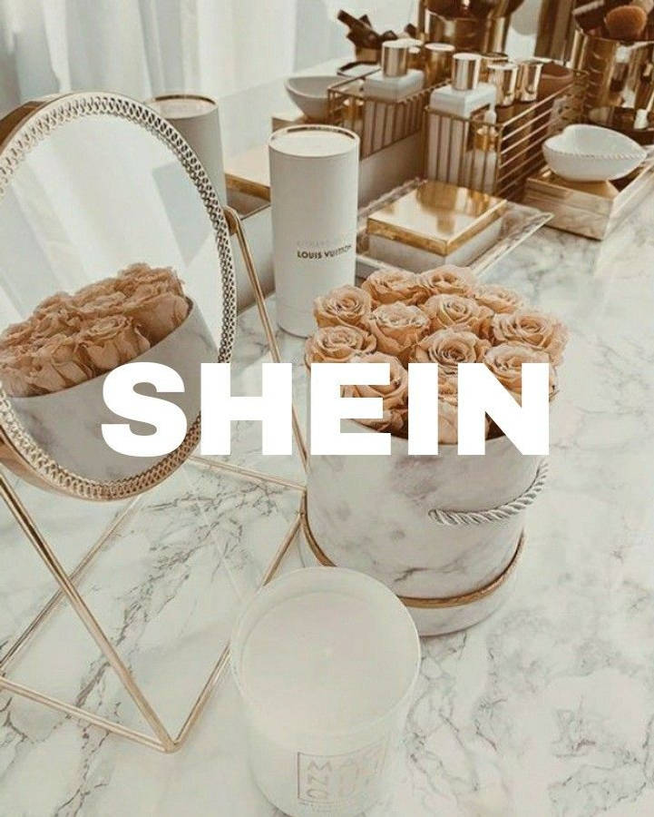 Shein 桌布 壁紙 — 奢華美容產品和乾燥玫瑰優雅地擺放在帶有金色點綴和柔和燈光的大理石梳妝台上。
