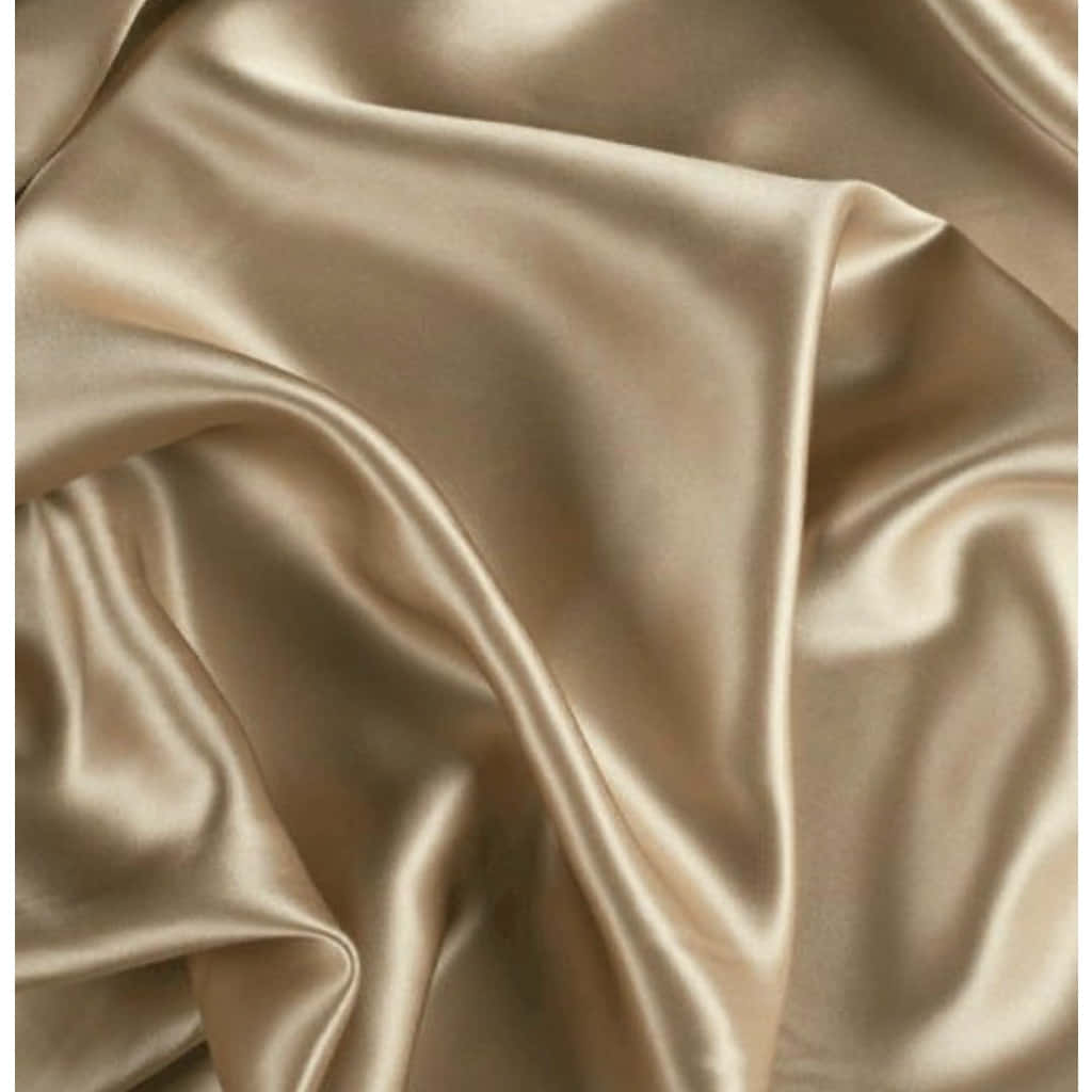 Gold Silk 桌布 壁紙 — 奢華香檳絲綢布料的特寫，帶有柔軟的褶皺和柔和的高光。