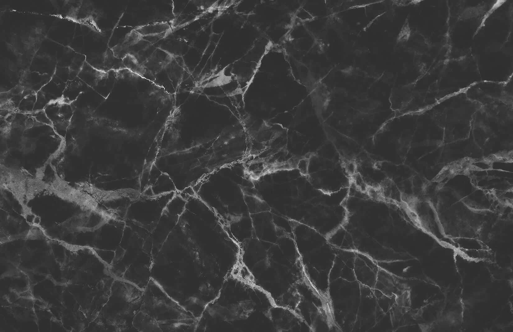 Grey Marble 桌布 壁紙 — 奢華黑色大理石的近距離特寫，帶有複雜的白色紋理，營造出精緻優雅的質感。